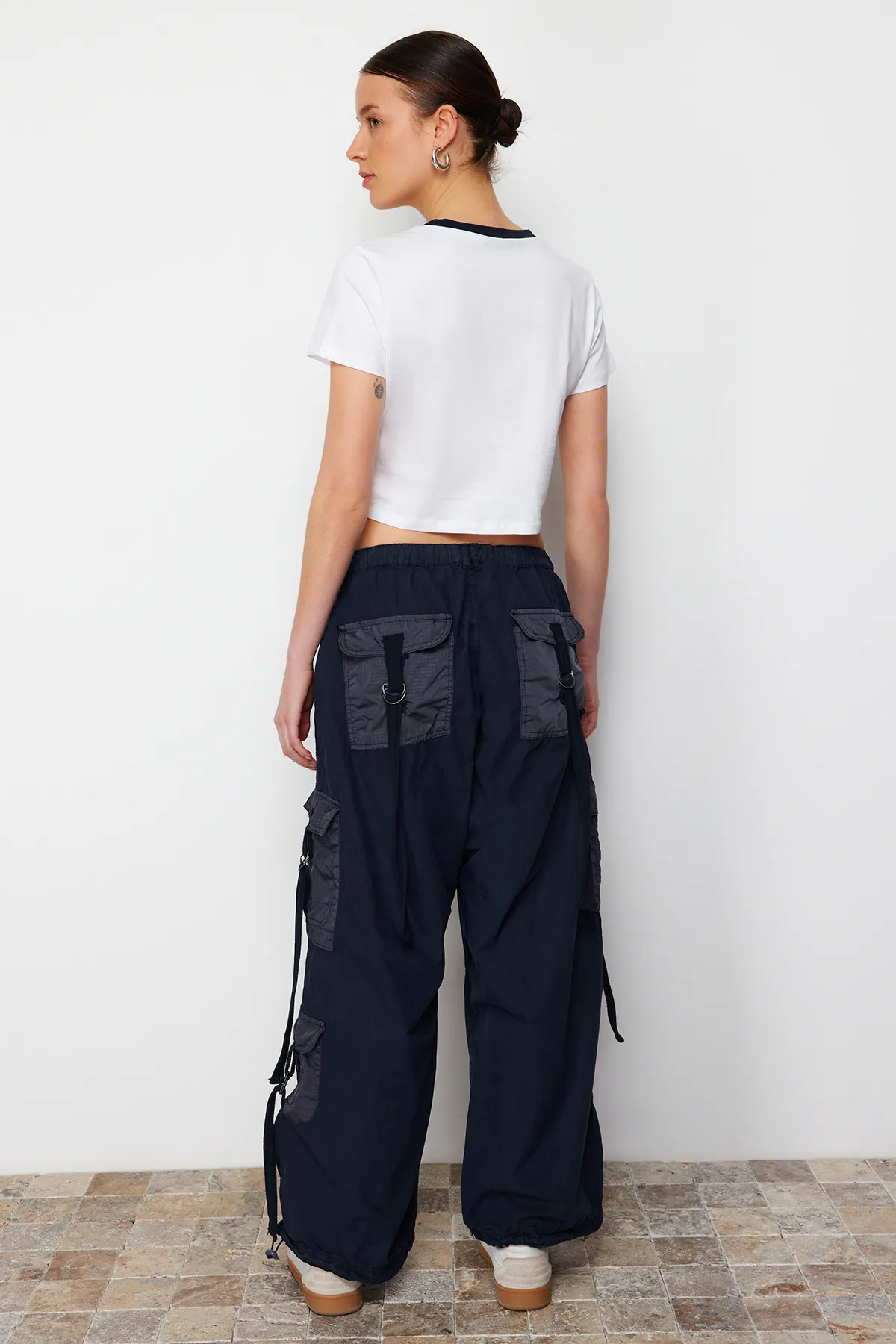 Trendyol Collection  Marineblaue Cargo-Taschen-Jogging-Jeans mit normaler Taille TWOAW24JE00216