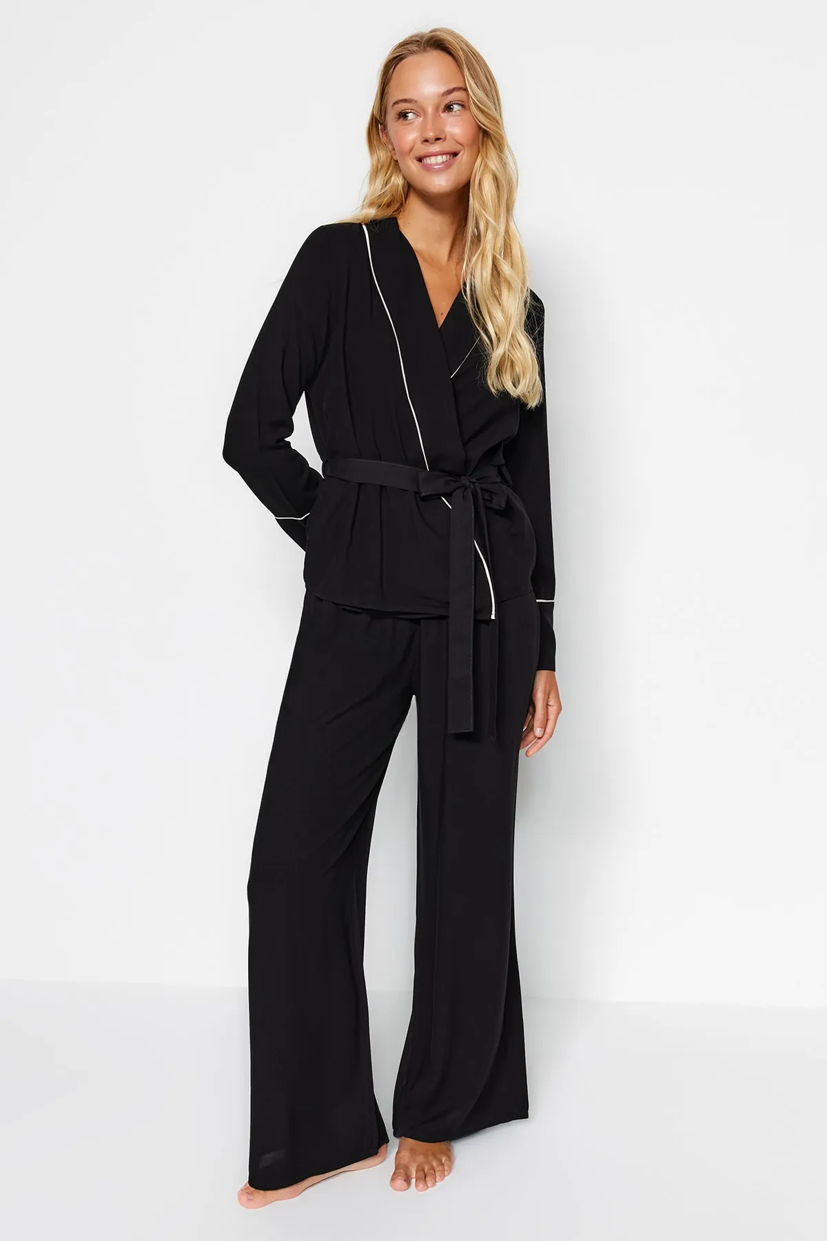 Trendyol Collection  Schwarzes, zweireihiges Pyjama-Set aus Viskose mit Hemd und Hose und Paspelierung THMAW22PT1109