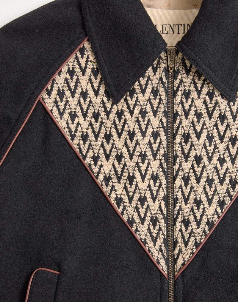 Valentino bomberjakke i uld og kashmir med drapering og indlagt V-hals med jacquardmotiv Toute La V