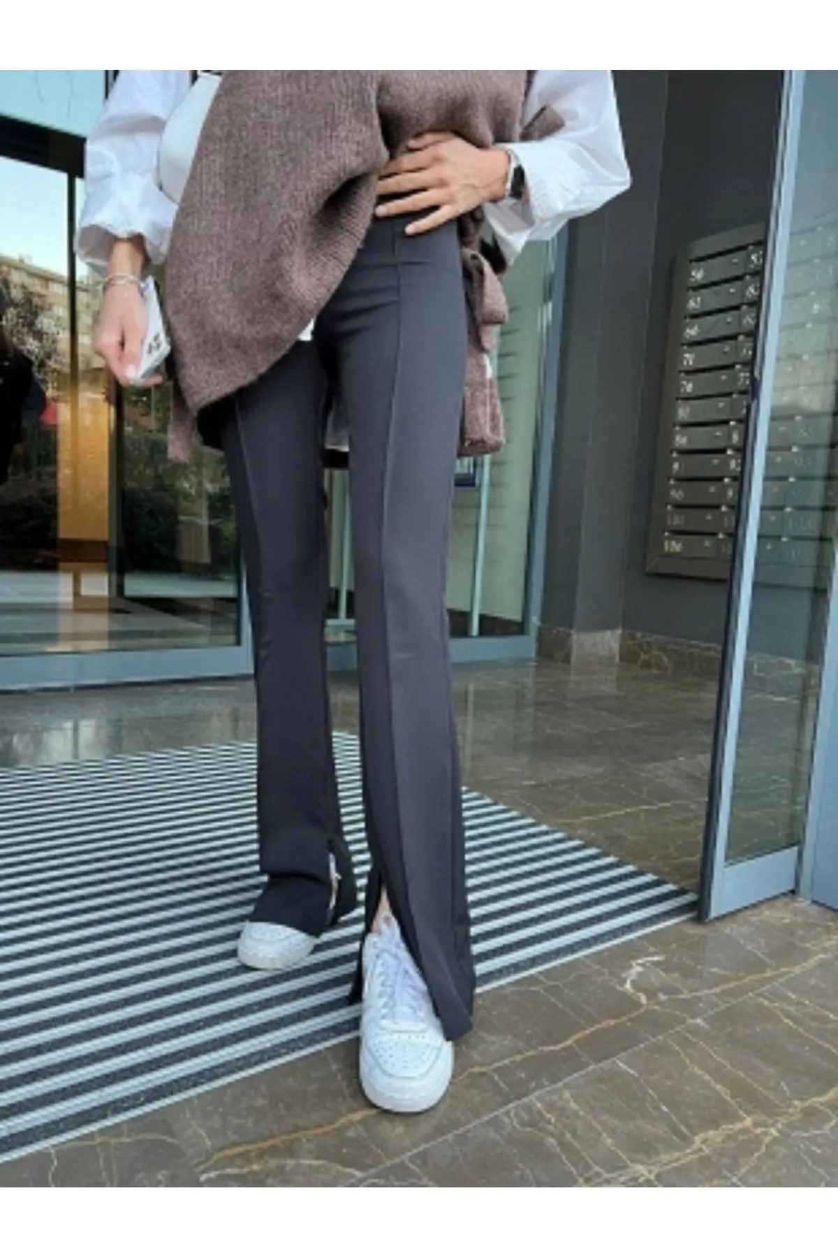 Laluvia  Schwarze Hose mit ausgestelltem Bein und Reißverschluss