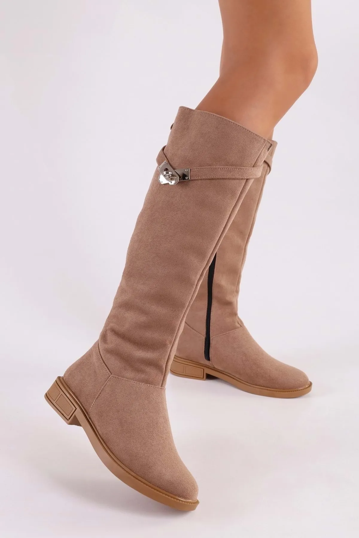 Shoeberry  Damen-Stiefel „Titan“ aus Nerz-Wildleder mit Schnalle und flachem Absatz, Nerz-Wildleder