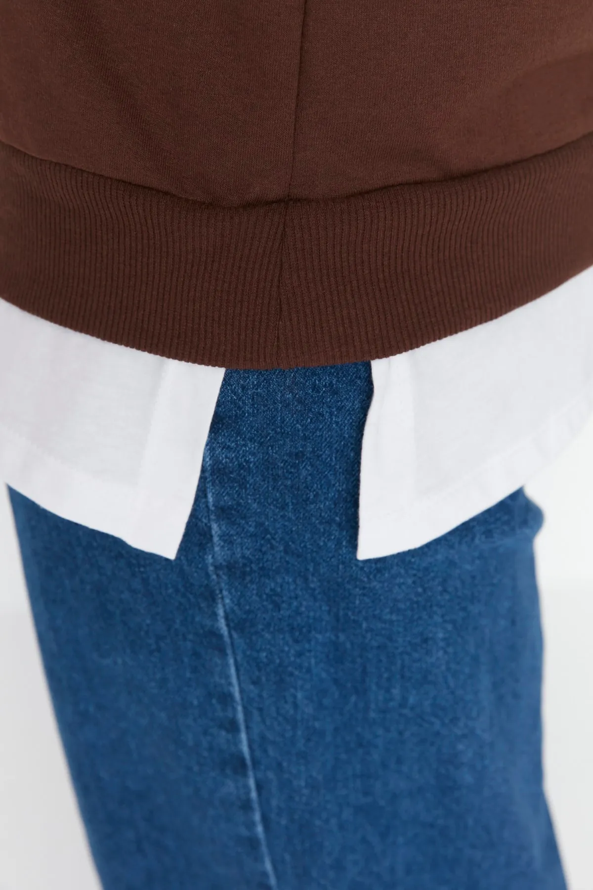 Trendyol Curve  Braunes, dünnes Strick-Sweatshirt im T-Shirt-Look mit tiefem Rückenausschnitt TBBAW23AO00024