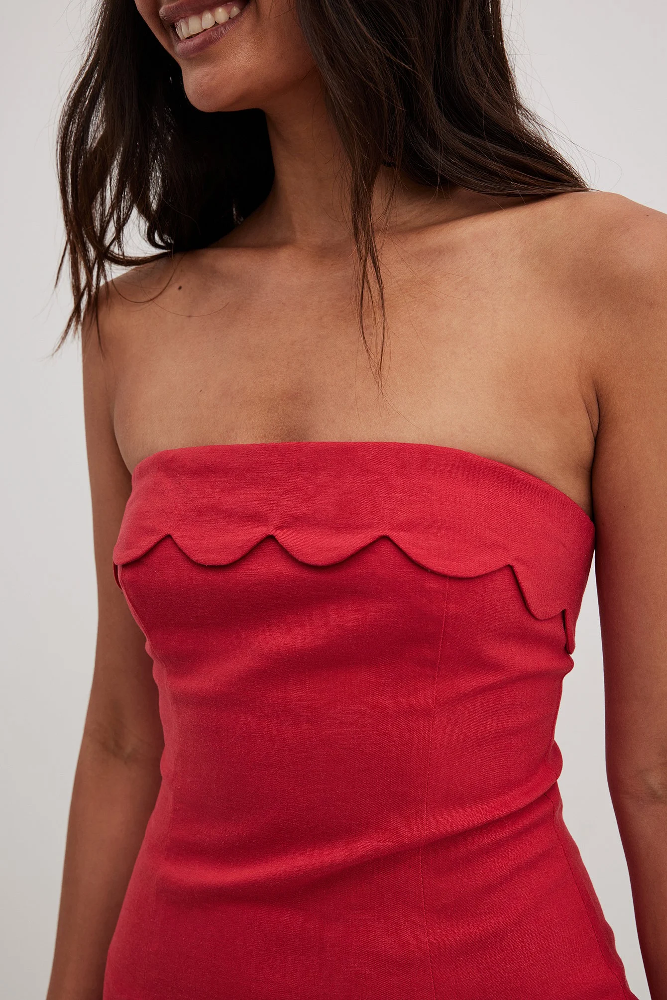 Minikleid mit wellenförmigem Saum
