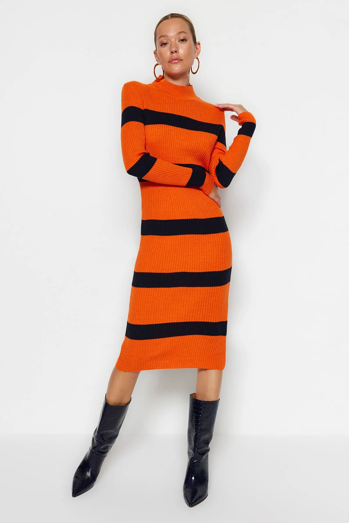 Trendyol Collection  Orangefarbenes Midi-Strickkleid mit hohem Kragen TWOAW23EL00226