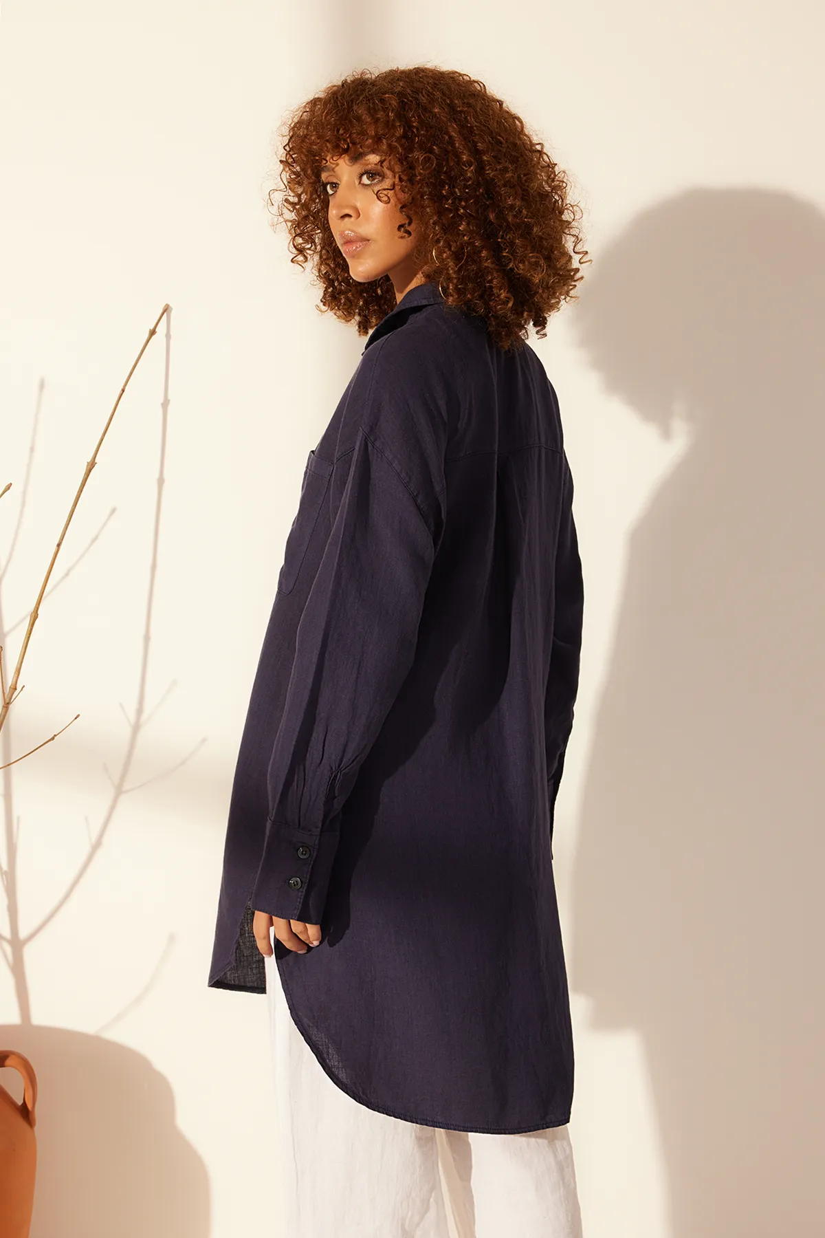 Trendyol Collection  Marineblaues Oversize-Hemd aus 100 % Leinen TWOSS24GO00118