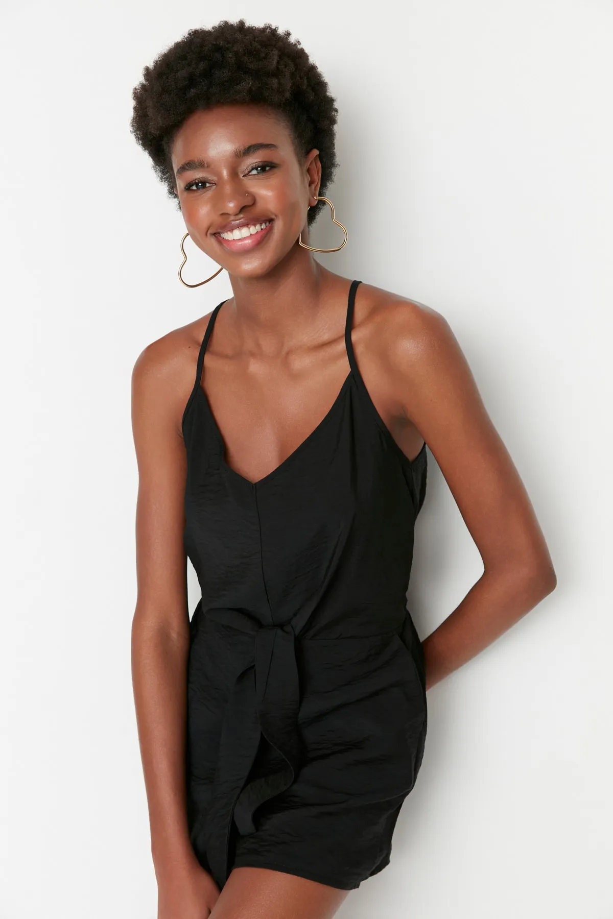 Trendyol Collection  Schwarzer Mini-Jumpsuit aus Webstoff mit Gürtel und Bindedetail TWOSS22TU0300