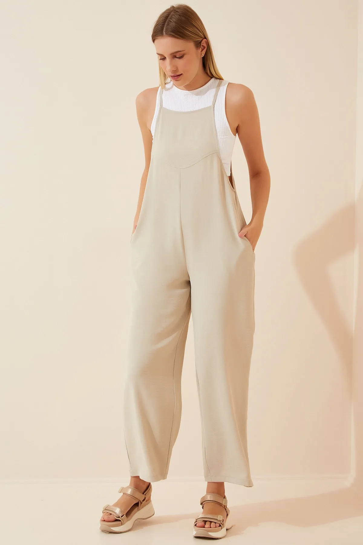 Happiness İstanbul  Cremefarbener Gärtner-Jumpsuit mit Taschen für Damen DD00910
