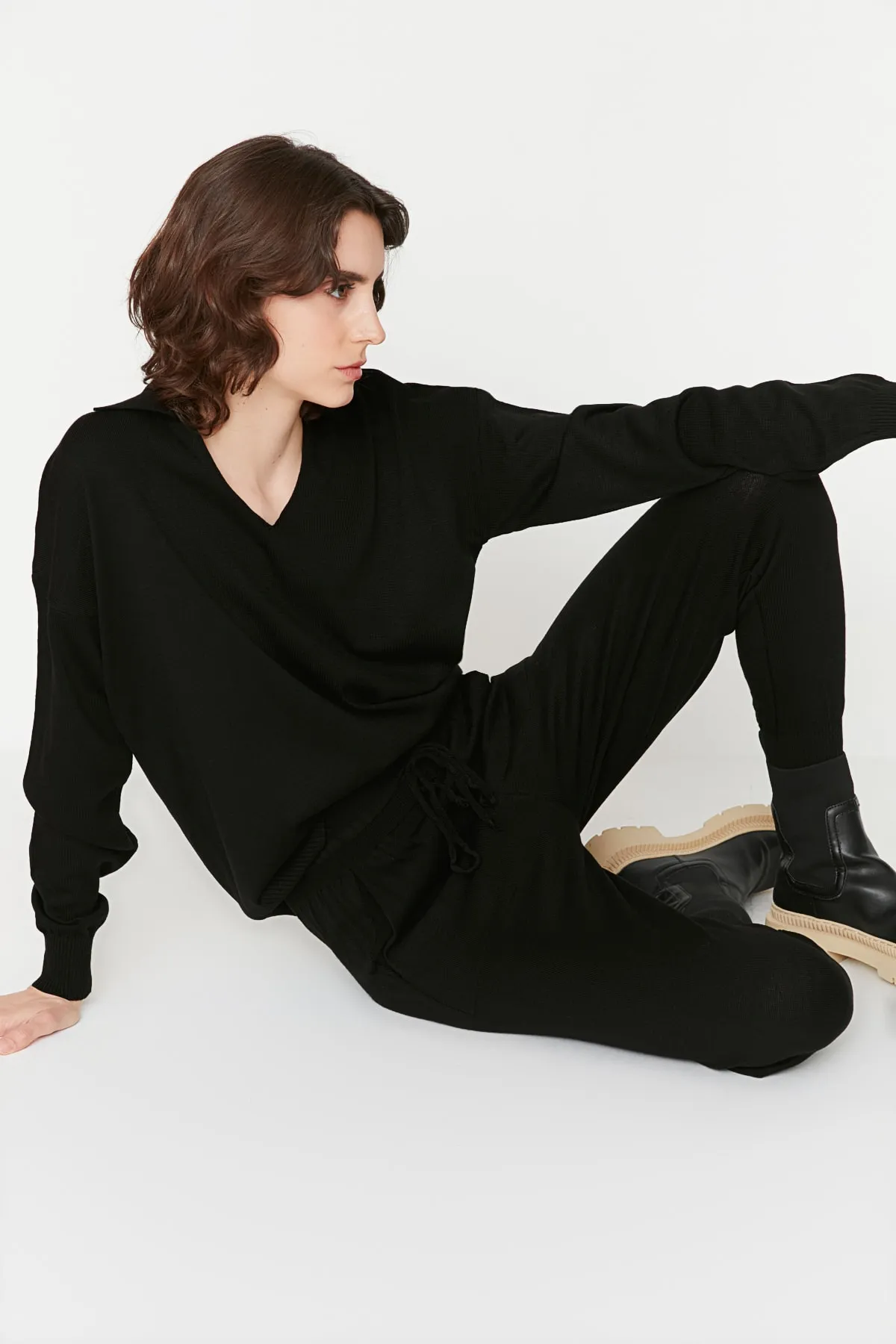 Trendyol Collection  Schwarzes Strickoberteil und -unterteil-Set mit Polokragen TWOAW22AU0059