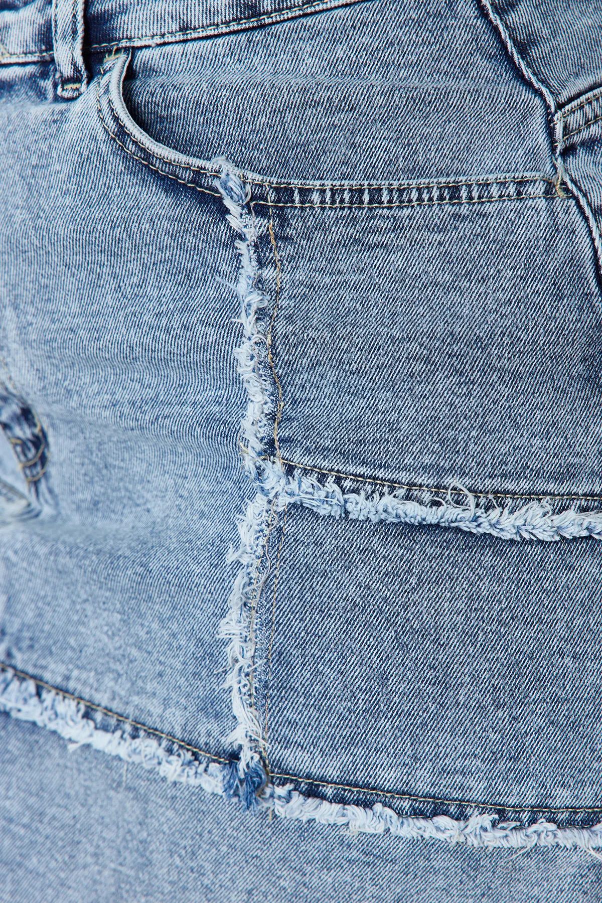 Trendyol Curve  Hellblauer Mini-Jeansrock mit Ziernähten und Quasten TBSSS24AZ00018