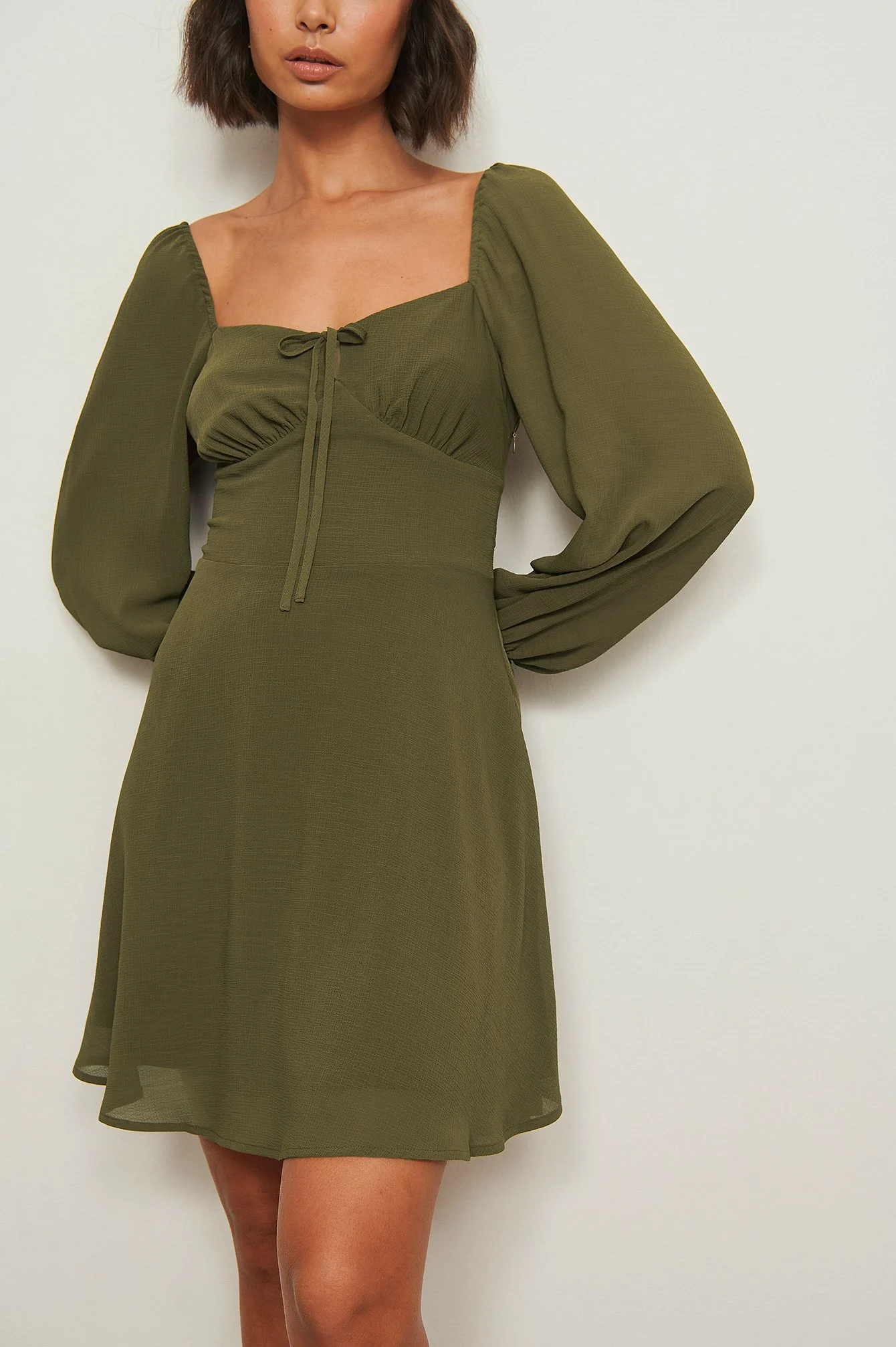 Recyceltes Kleid mit langen Ärmeln und Schnürung-Detail