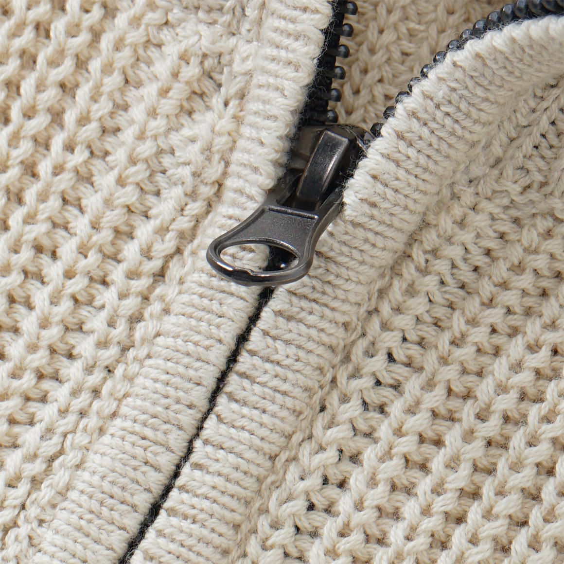 Jungen Strickpullover mit Farbteilern