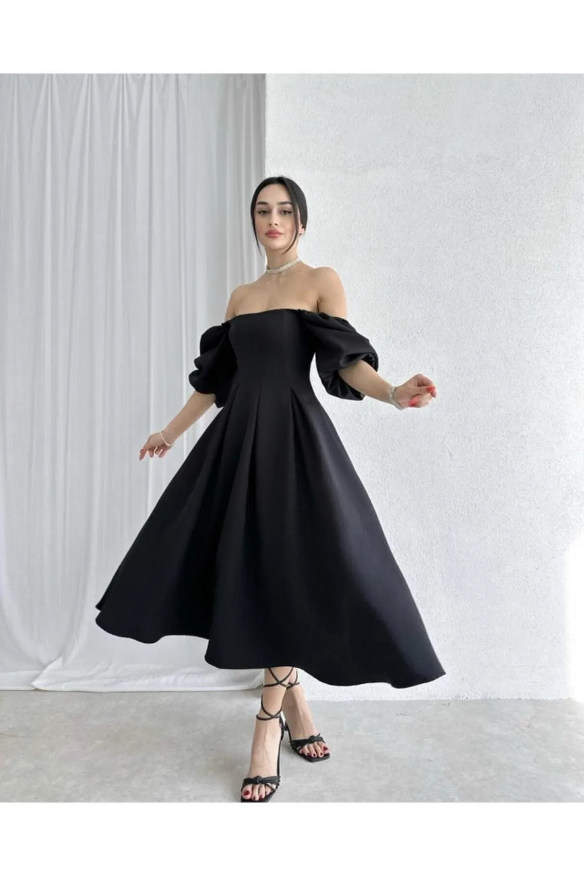 Afiş Butik  Schwarzes, plissiertes Midikleid mit quadratischem Ausschnitt