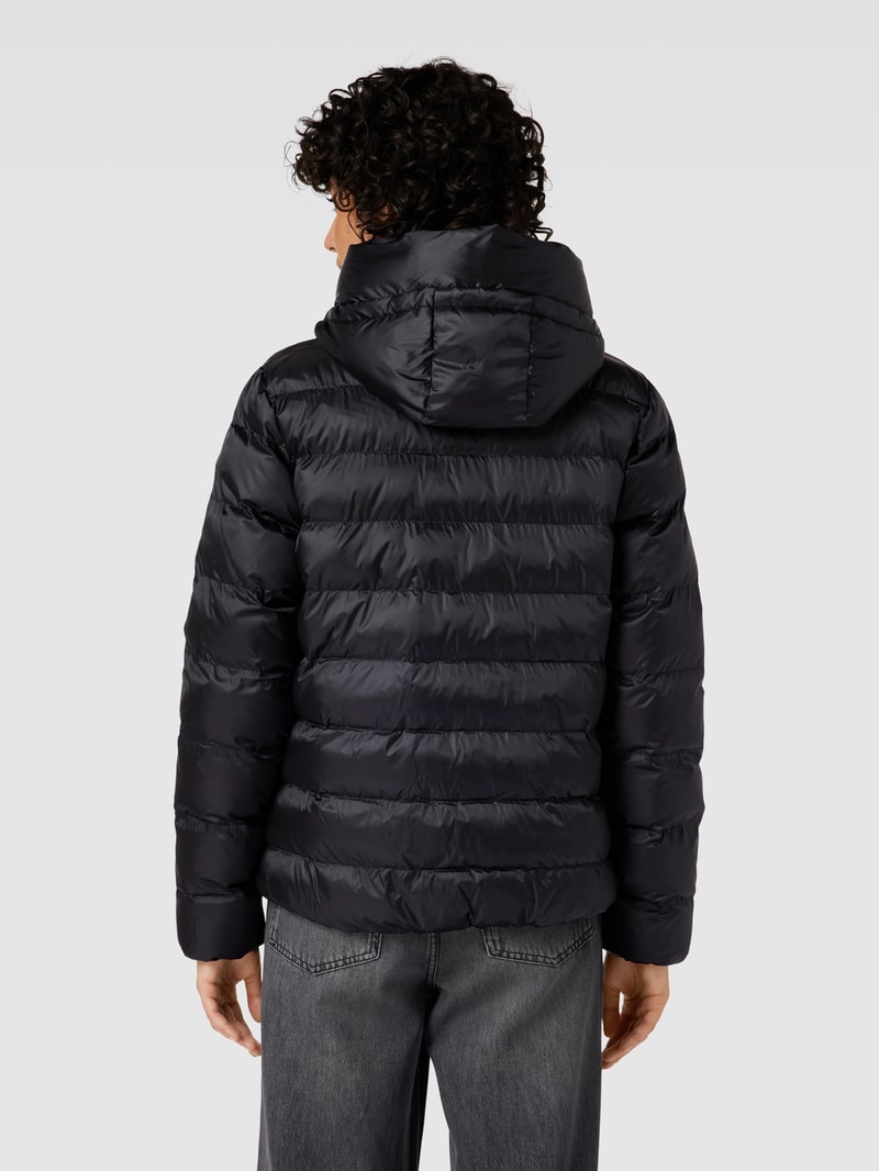 Steppjacke mit Kapuze in schwarz