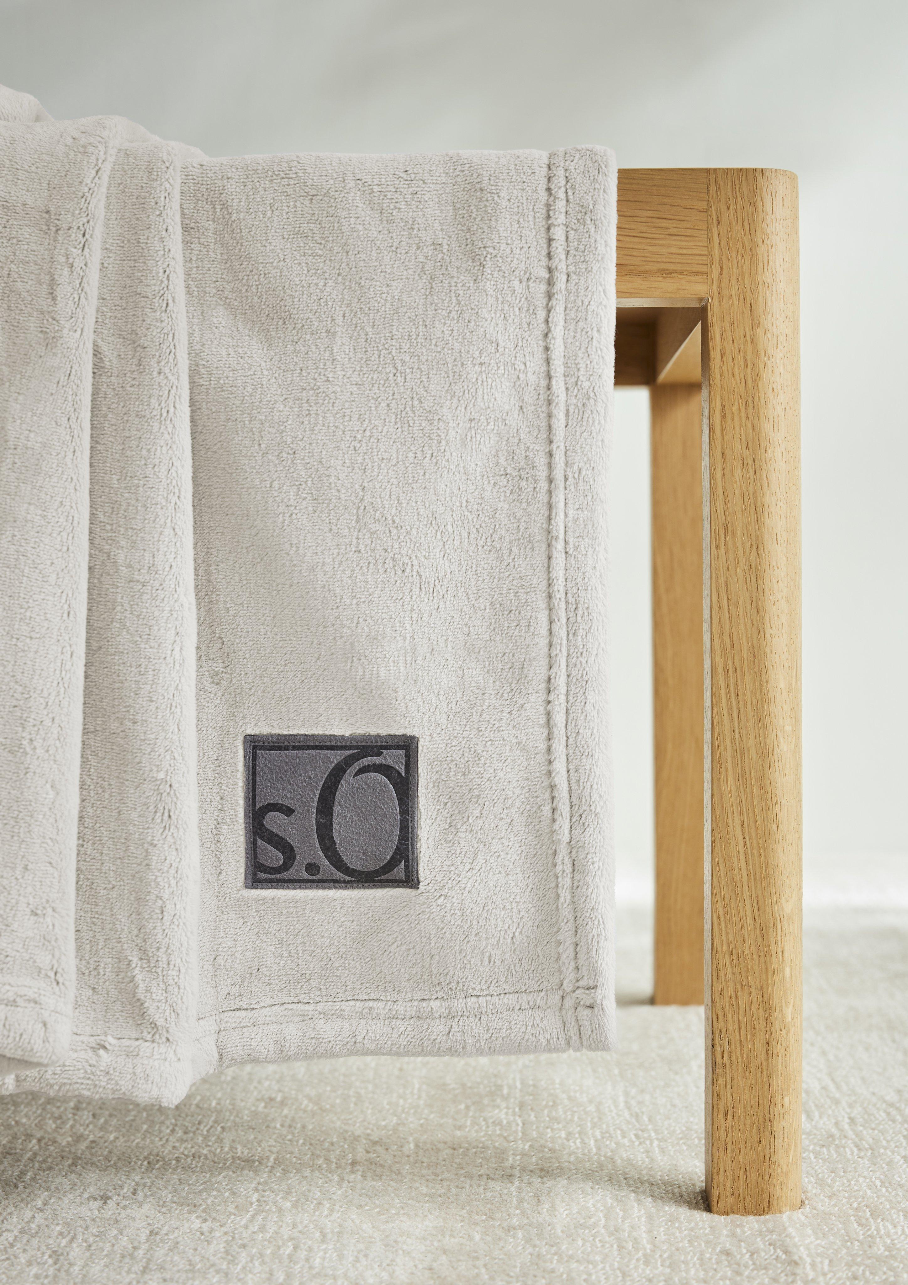 Weiche Decke mit Logo-Detail  6008754-300