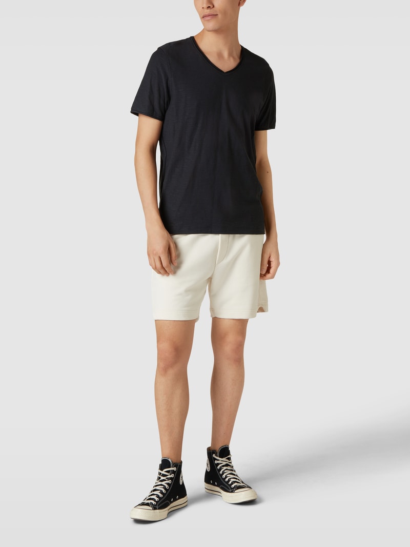 T-Shirt mit V-Ausschnitt in schwarz