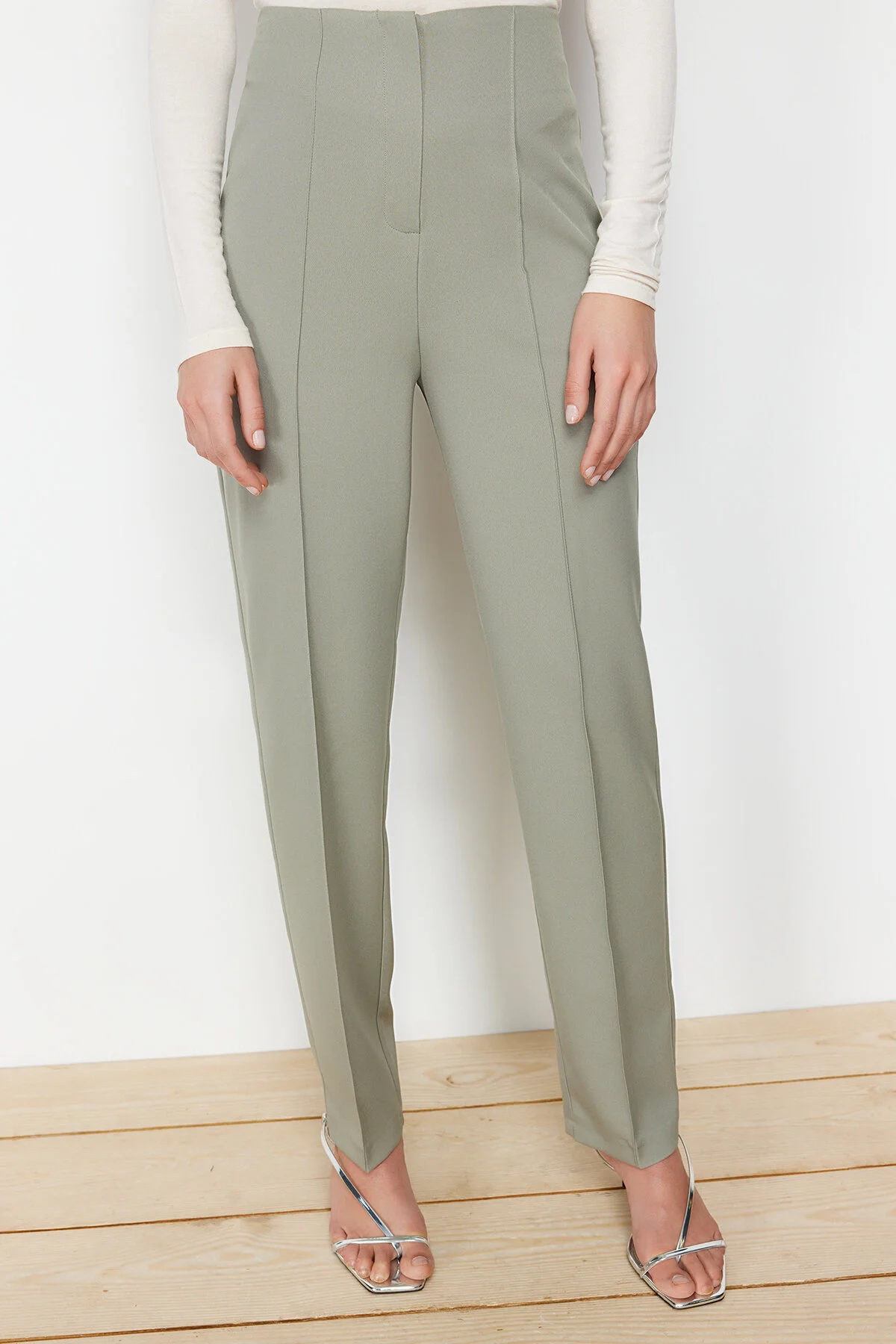Trendyol Modest  Khaki-Accessoire, detailliertes Set aus Weste, Hose, Oberteil und Unterteil aus gewebtem Stoff TCTSS24US00035