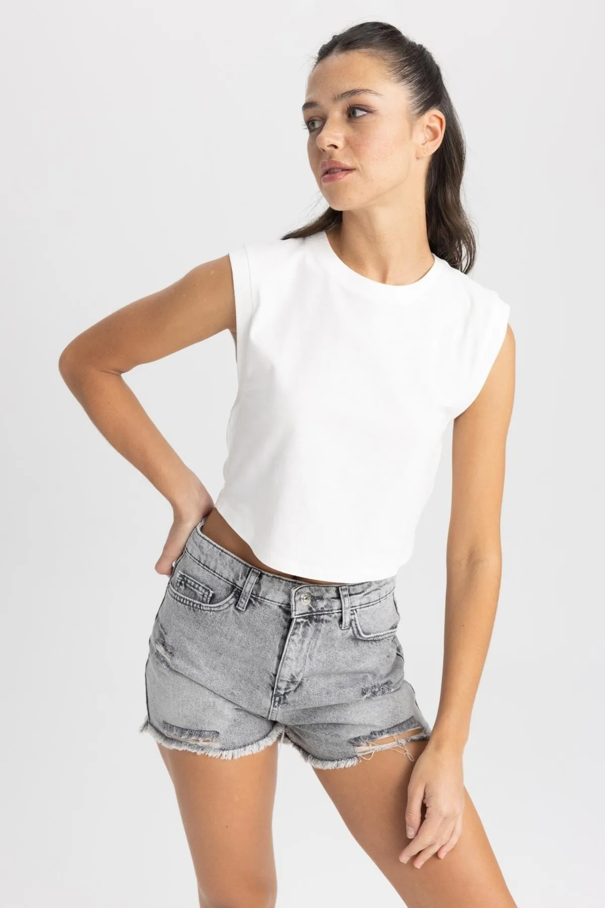 DeFacto  Jeansshorts mit normaler Taille und Cut-Out-Spitze, 100 % Baumwolle, A2603ax23sm