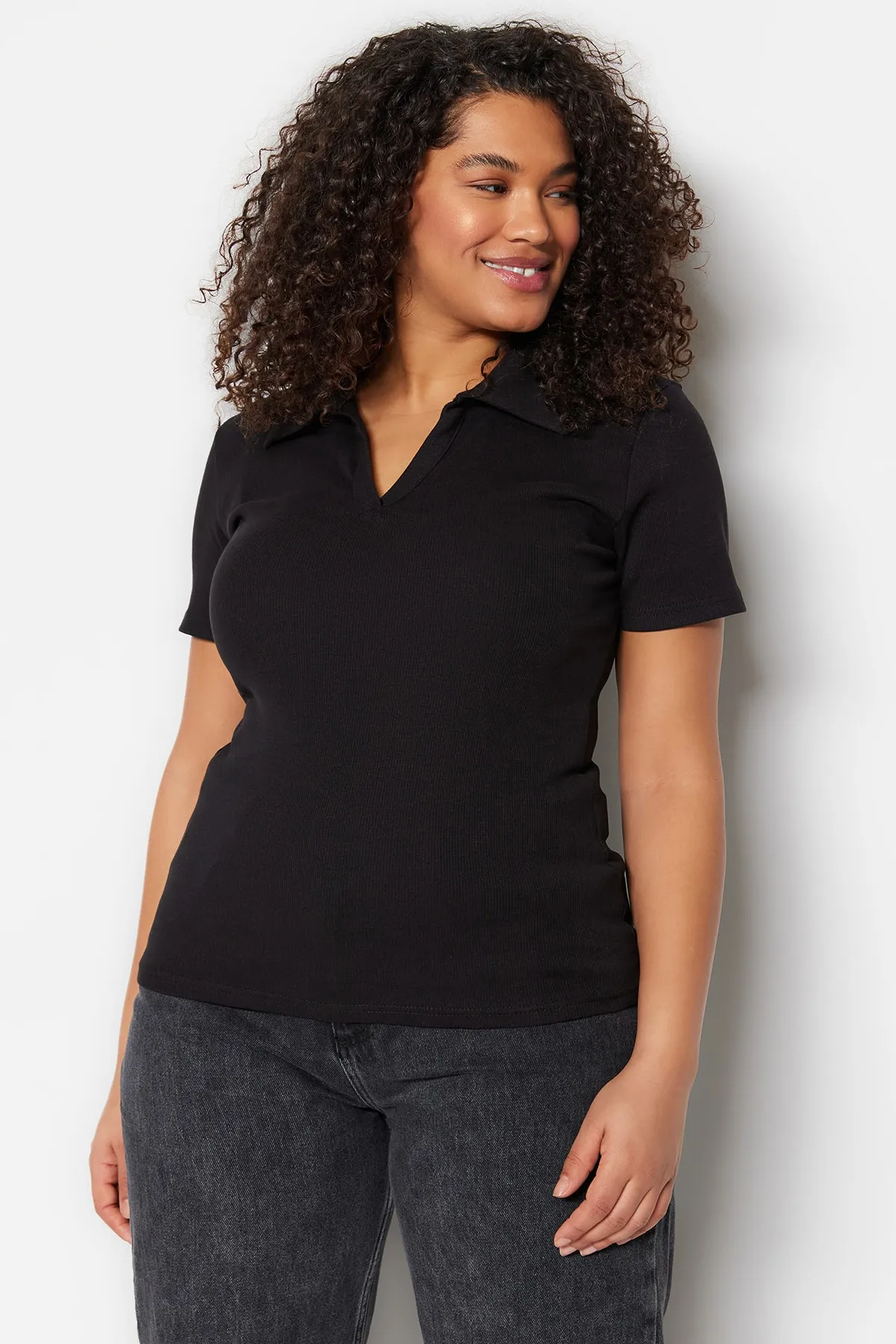 Trendyol Curve  Schwarze Fittili-Strickbluse mit Hemdkragen TBSSS22BZ0750
