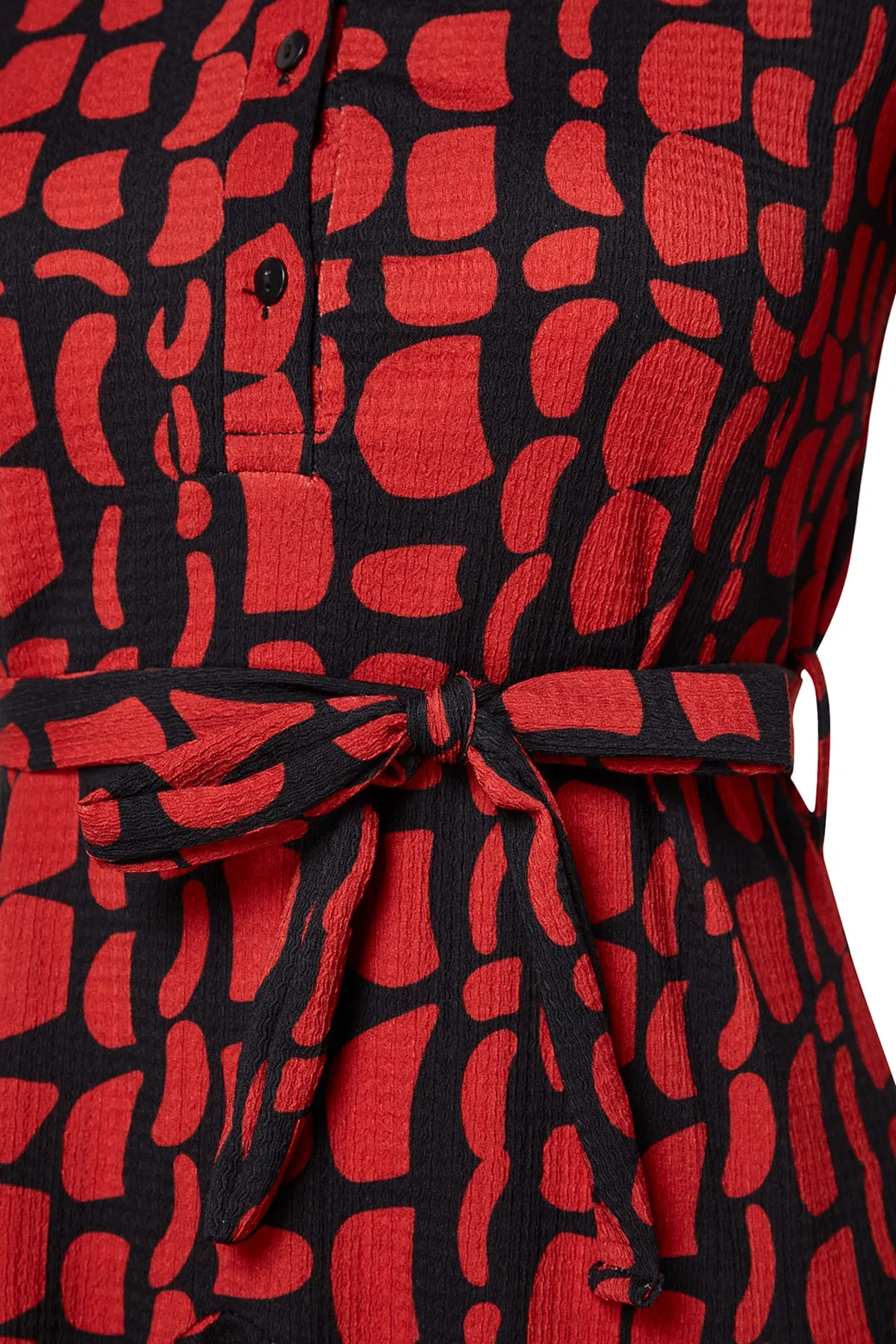 Trendyol Collection  Burgunderfarbenes Mini-Strickkleid mit Wickel-/strukturiertem Print, Rollkragen und Taillengürtel TWOAW24EL00351