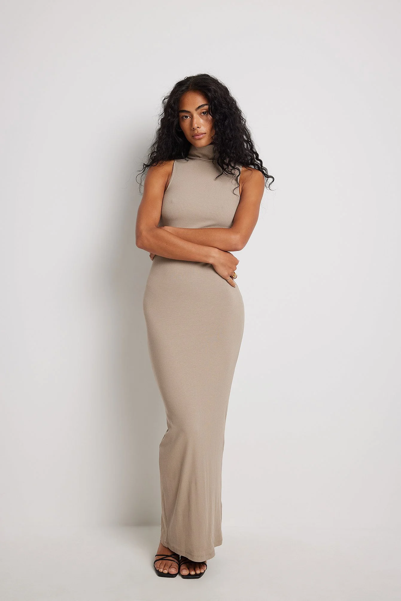Maxikleid mit hohem Ausschnitt