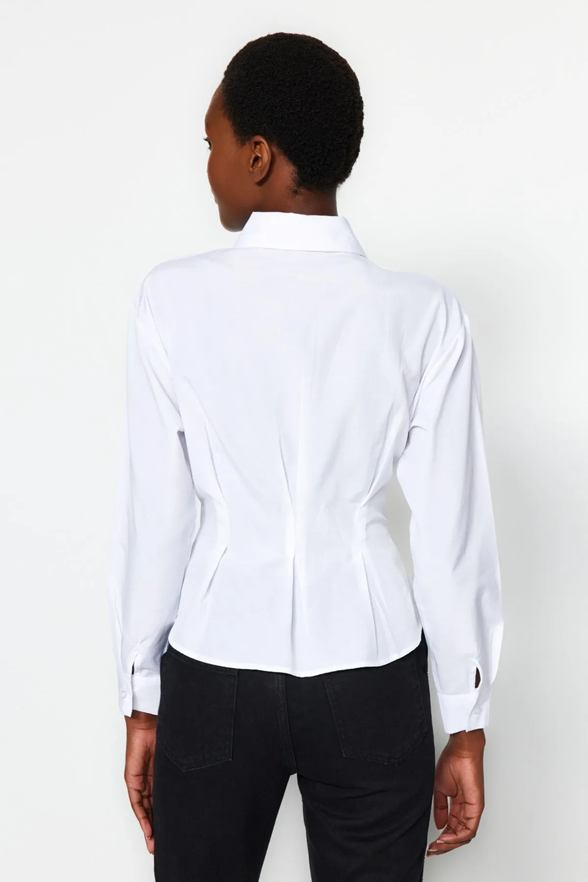 Trendyol Collection  Ecrufarbenes, gewebtes Hemd aus Baumwolle - tailliert TWOAW24GO00186