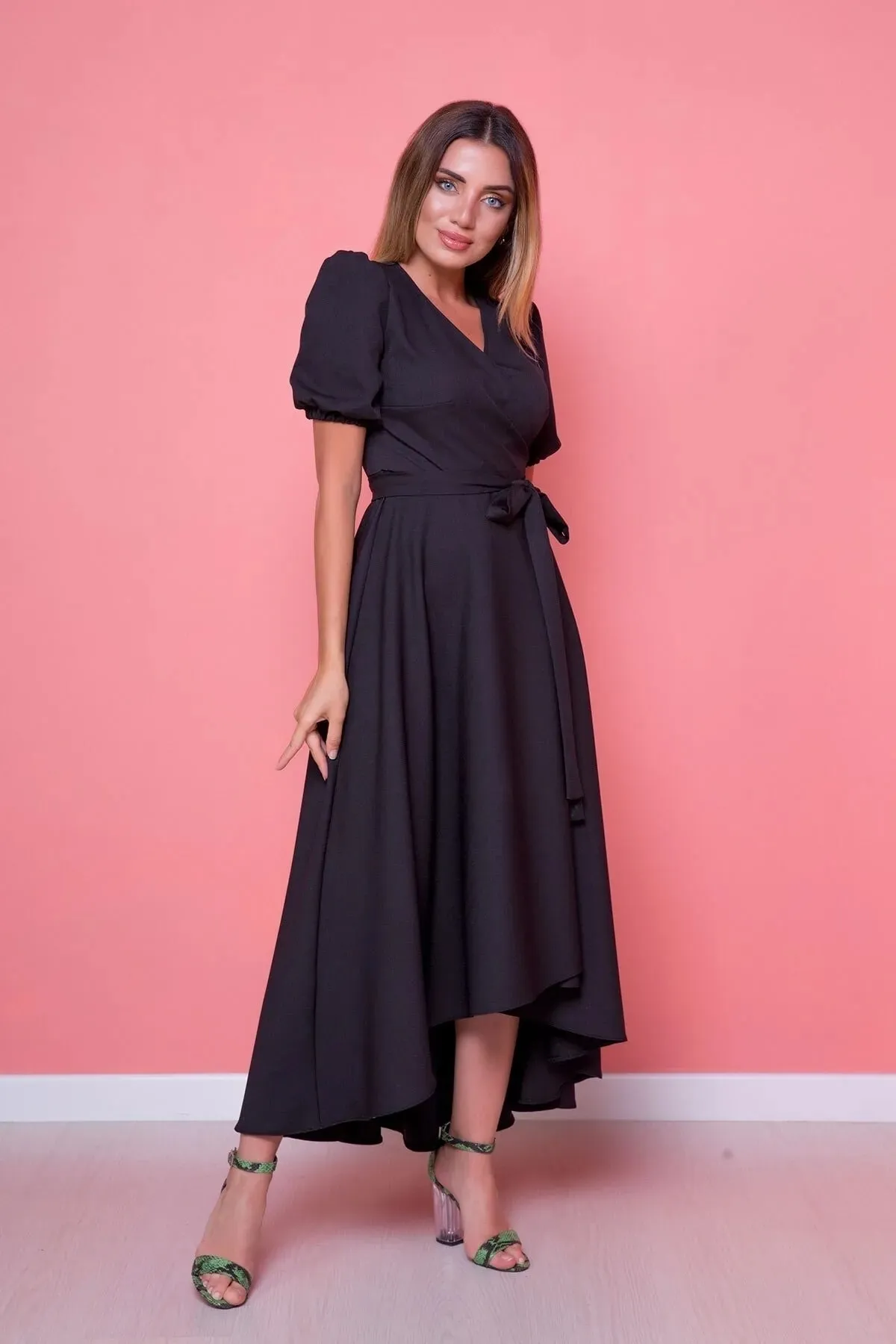 lovebox  Flexibles Damenkleid aus Atlas-Stoff mit Gürtel, asymmetrischem Schnitt, Midi-Länge, zweireihiger Kragen, schwarz, ausgestelltes Kleid 410