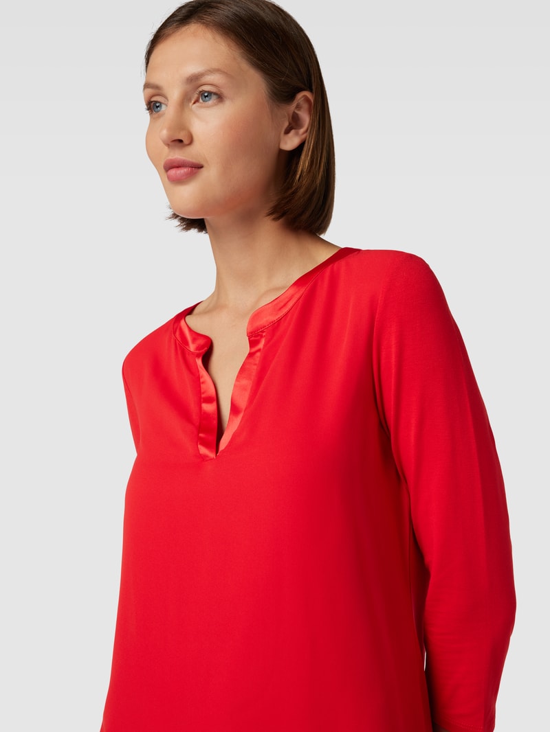 T-Shirt mit V-Ausschnitt in rot