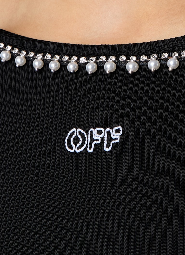 Balts ribu adījuma tops ar izšuvumu no logotipa un mākslīgajiem akmentiņiem