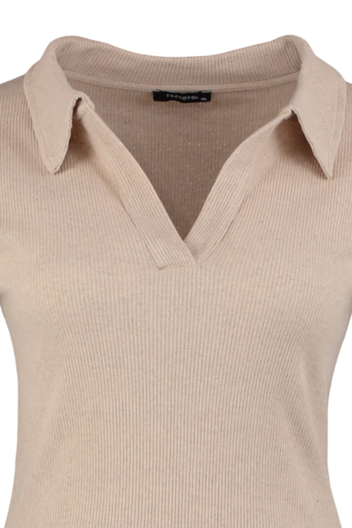 Trendyol Curve  Beigefarbener, taillierter Strickbody mit geripptem Hemdkragen und Druckknopfverschluss TBBAW23CS00007