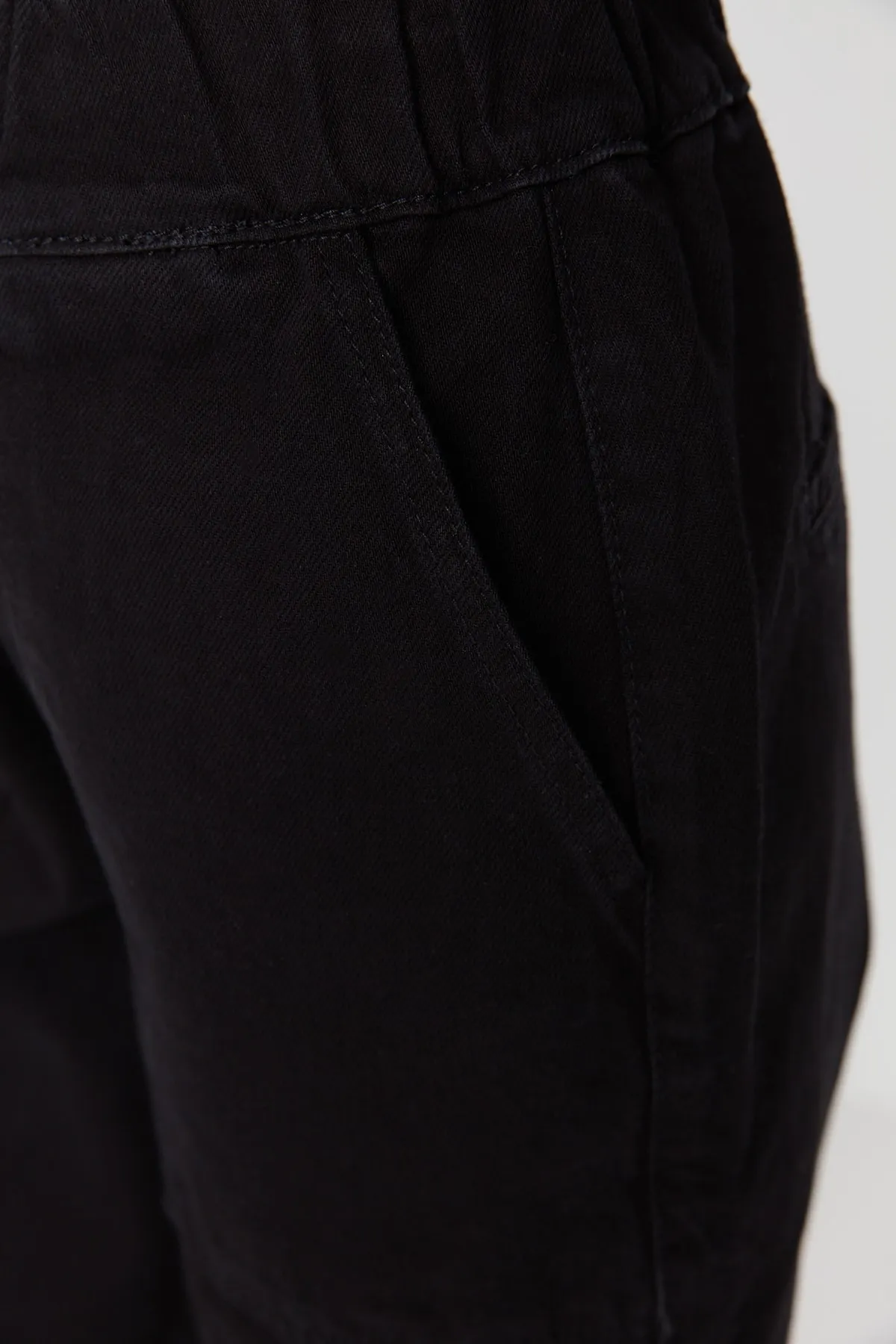Trendyol Collection  Schwarze Mom-Jeans mit hohem Bund und elastischem Bund TWOSS21JE0655