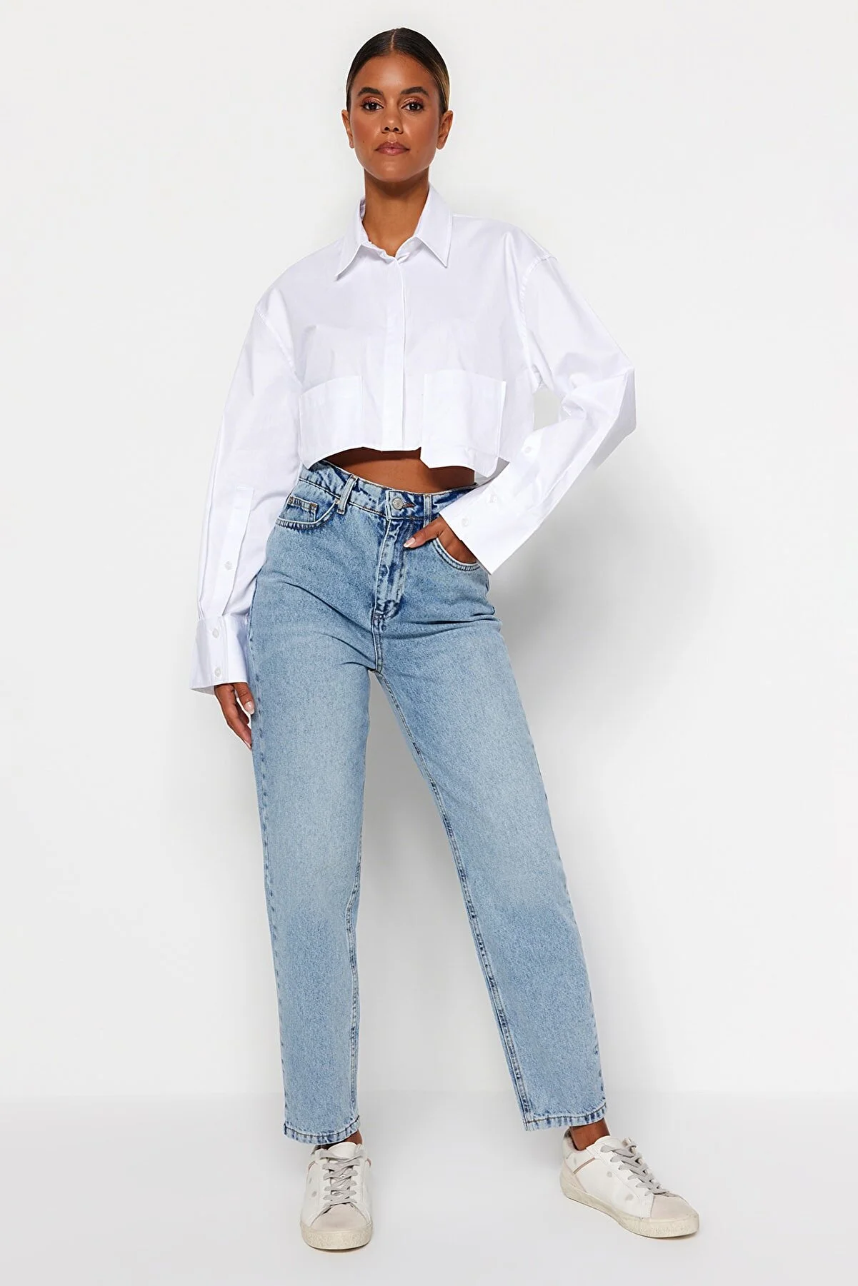 Trendyol Collection  Hellblaue Mom-Jeans mit hoher Taille TWOAW24JE00076