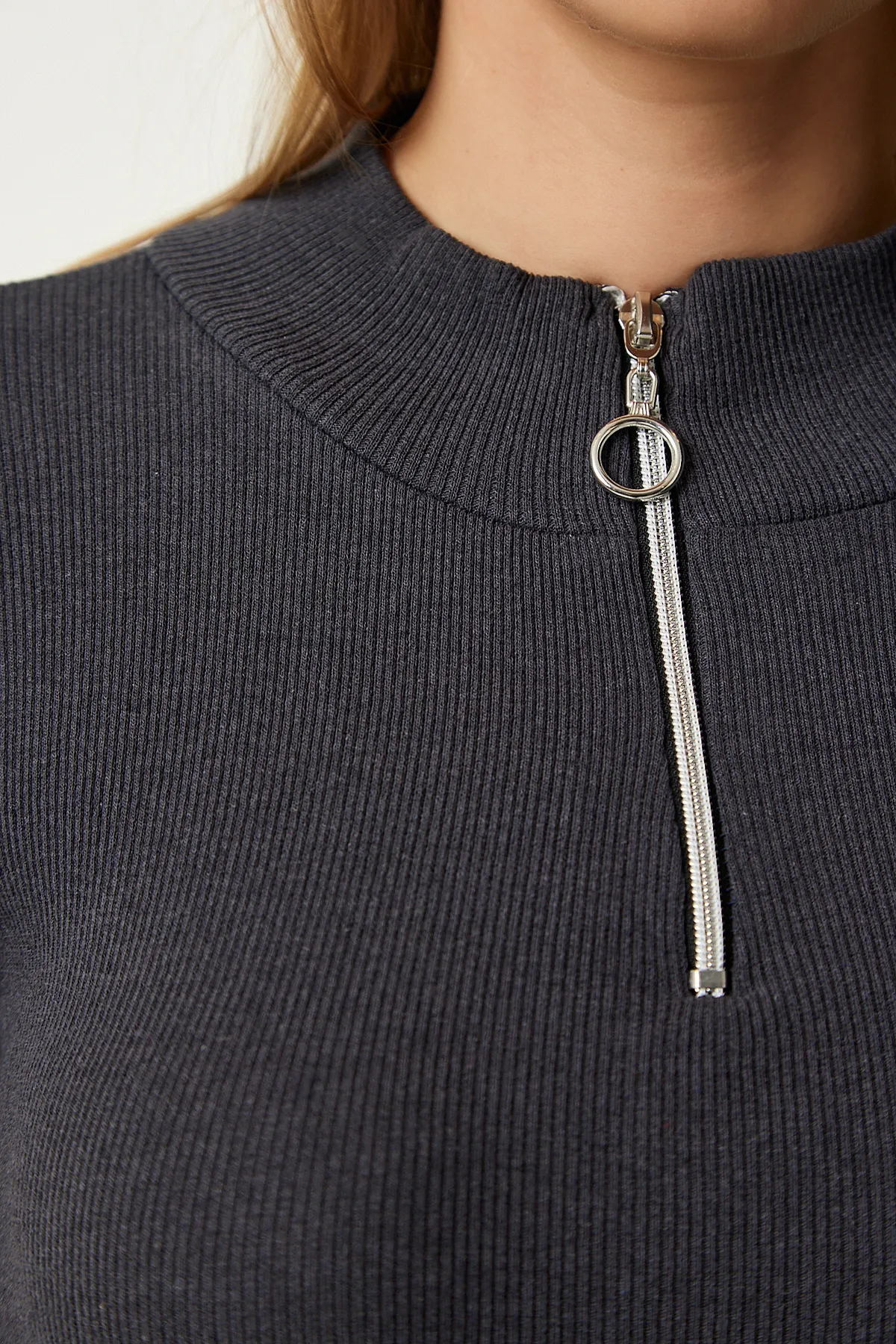 Happiness İstanbul  Anthrazitfarbene Strickbluse mit Reißverschlusskragen für Damen GT00045
