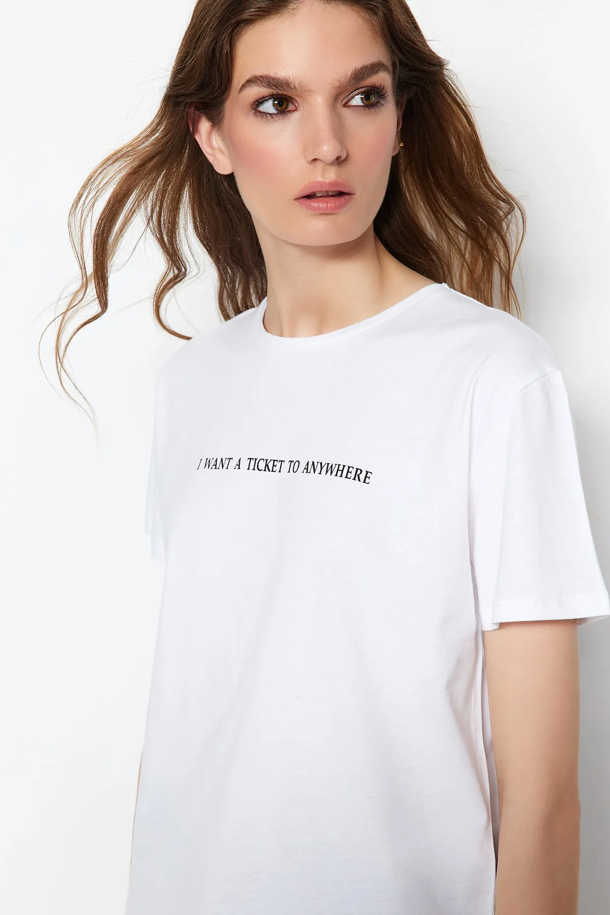 Trendyol Collection  Weißes, bequem geschnittenes Basic-Strick-T-Shirt mit Rundhalsausschnitt aus 100 % Baumwolle mit Slogan-Aufdruck TWOSS20TS0207