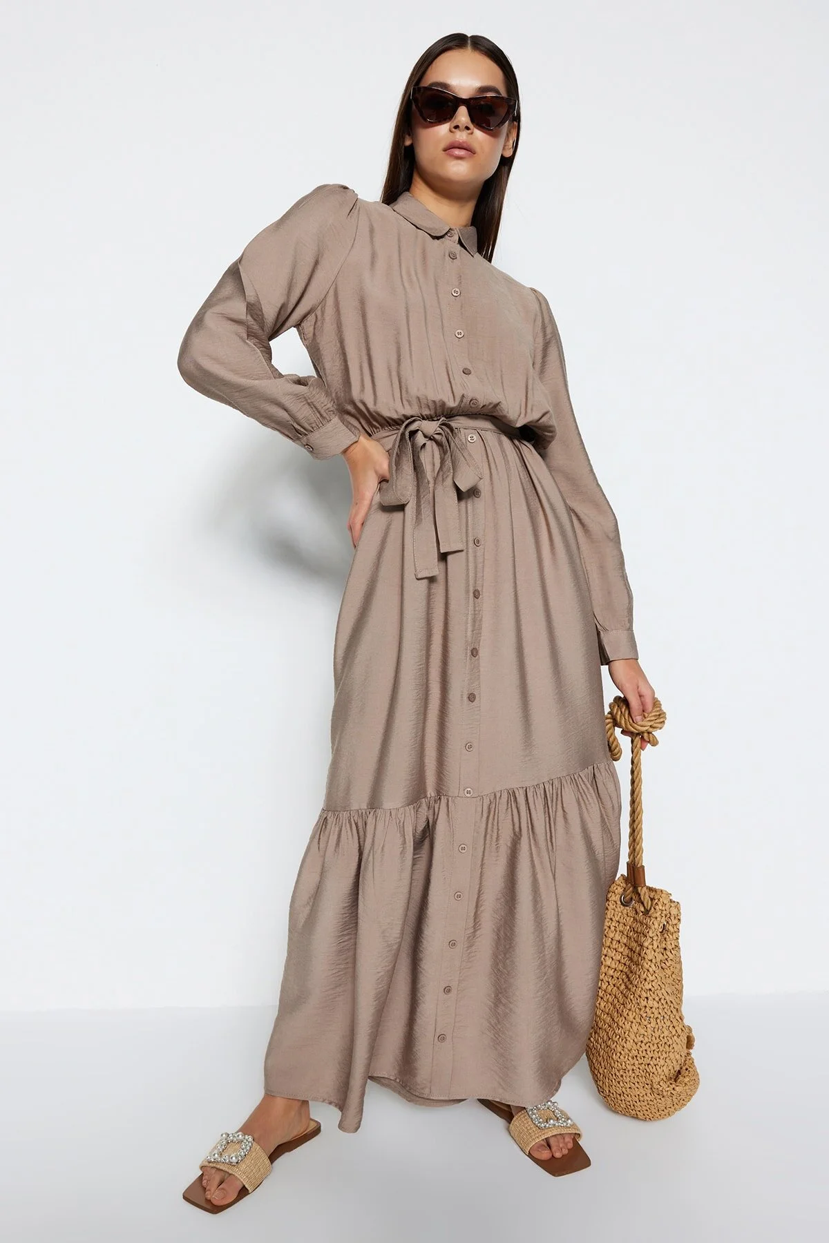 Trendyol Modest  Nerzfarbenes Hemdblusenkleid mit Schultergurt, detailliertem Rock und Volant TCTSS21EL3887