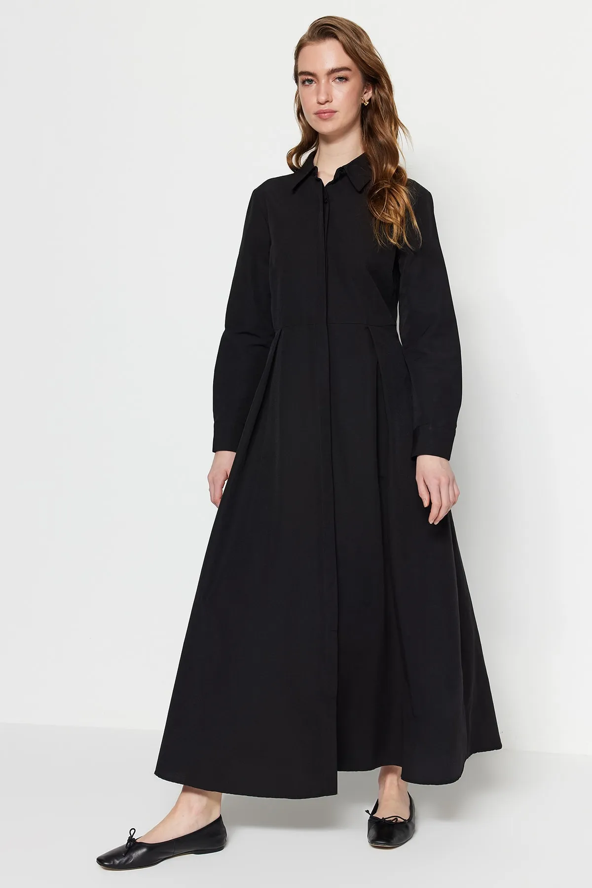 Trendyol Modest  Schwarzes Hemdblusenkleid aus gewebter Baumwolle mit versteckter Knopfleiste und Bindedetail auf der Rückseite TCTSS23EB00082