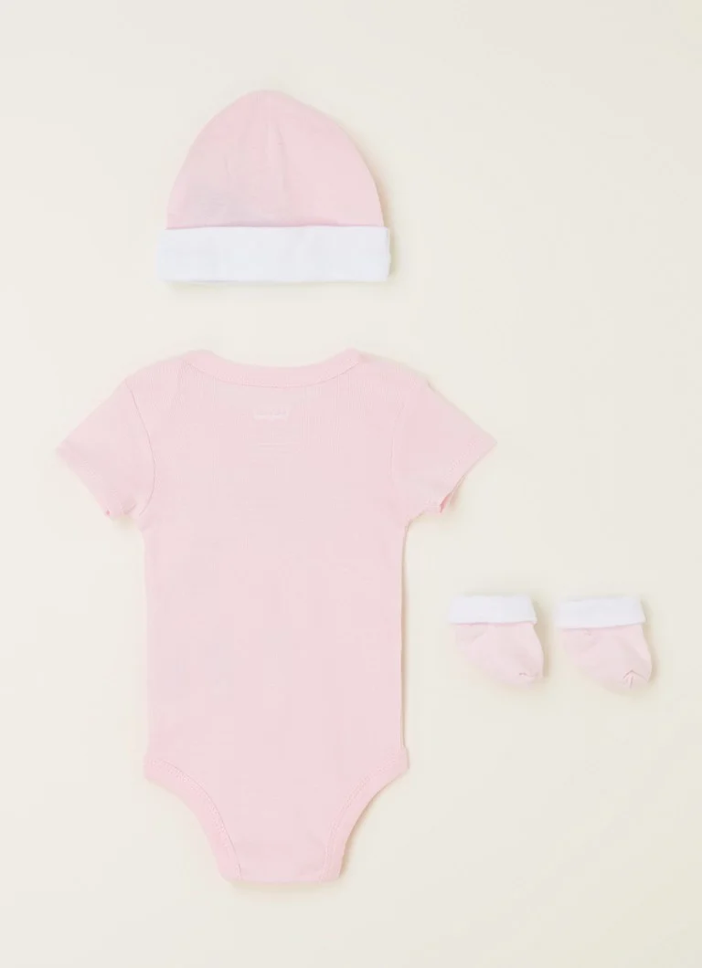 Set cadou Levi's format din 3 articole: salopetă, pantofi și pălărie.