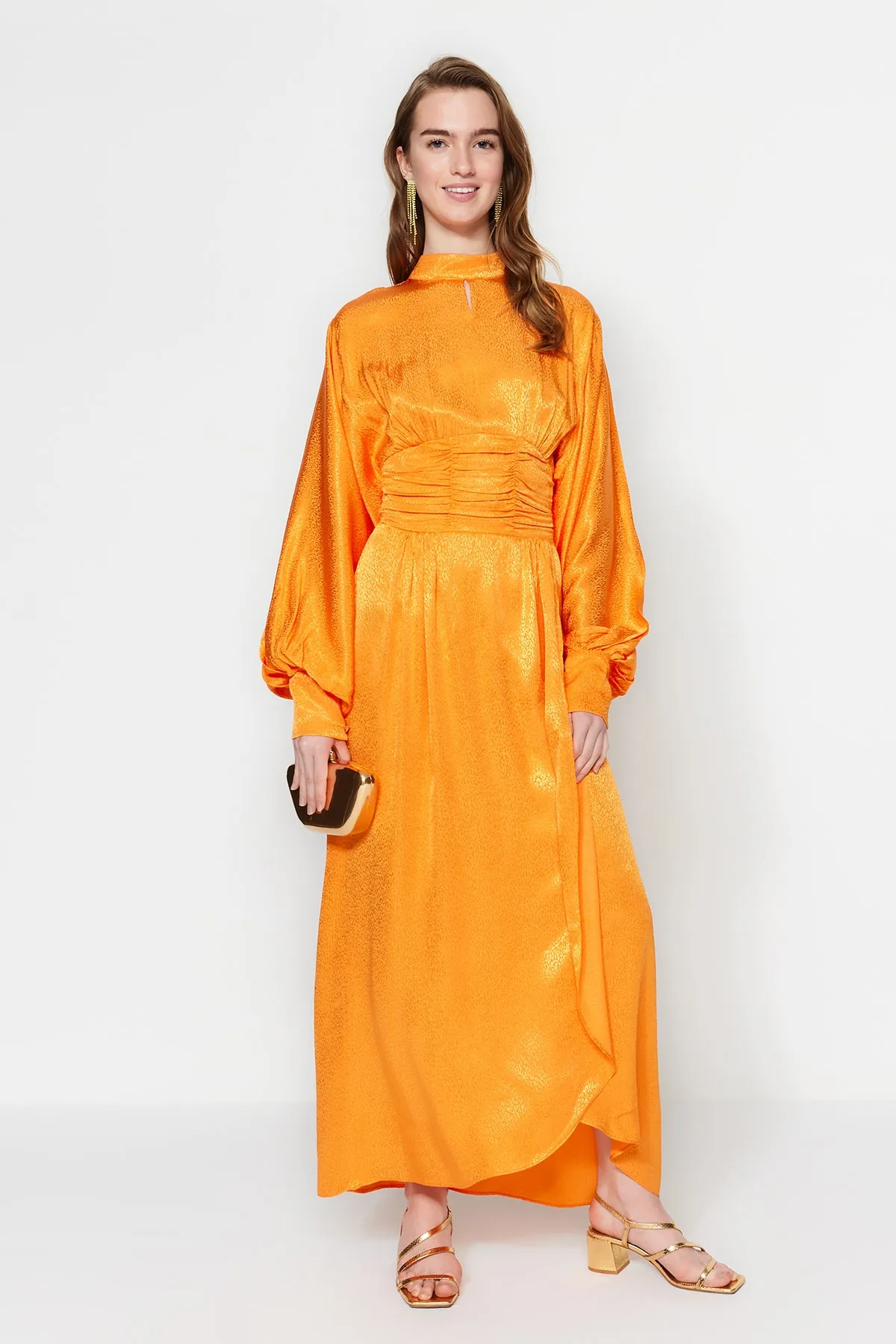 Trendyol Modest  Orangefarbenes Abendkleid mit Ballonärmeln und drapierter Taille, selbstgemustert TCTSS23DB00017
