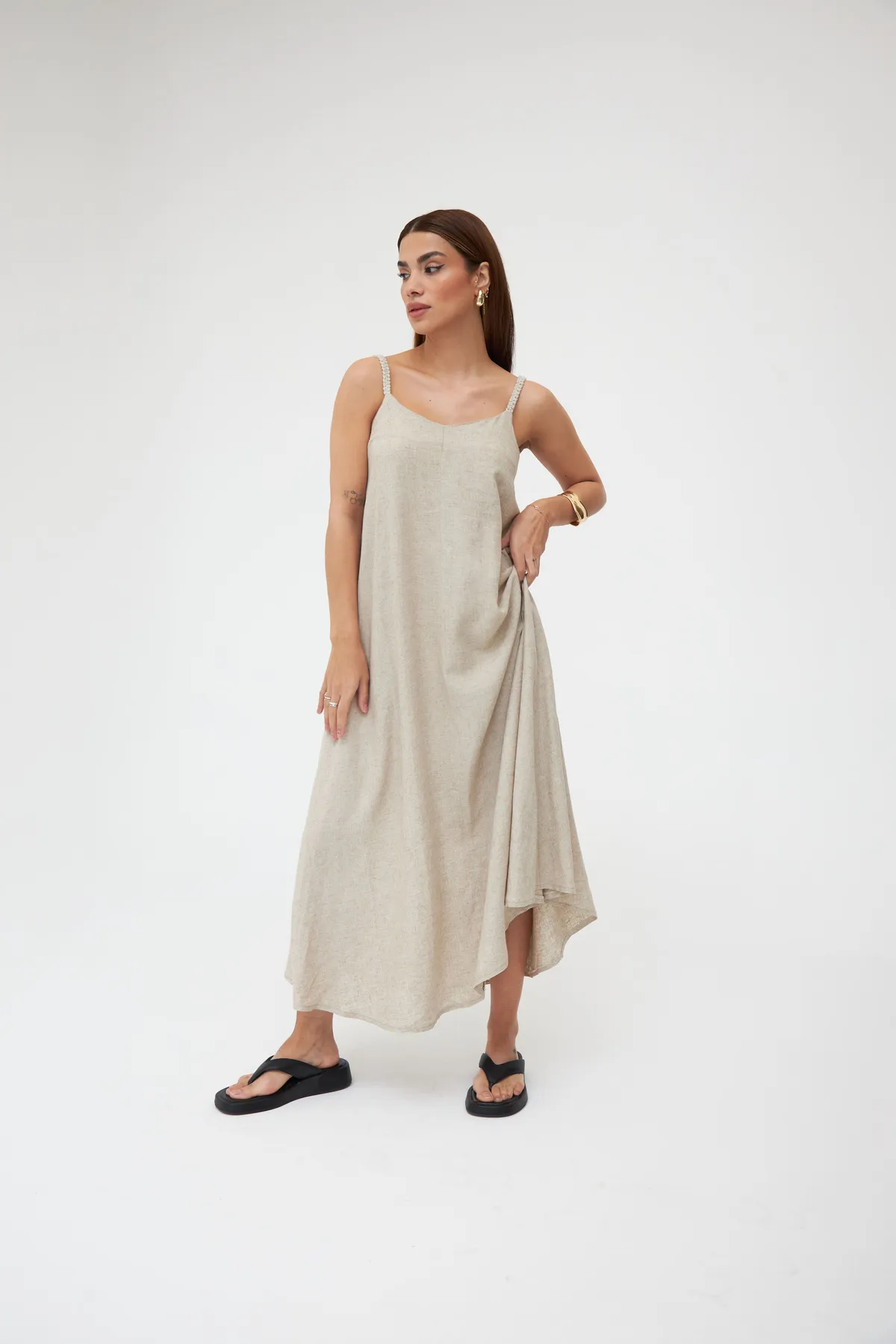 Laluvia  Langes Leinenkleid mit Strickriemen in Steinfarbe