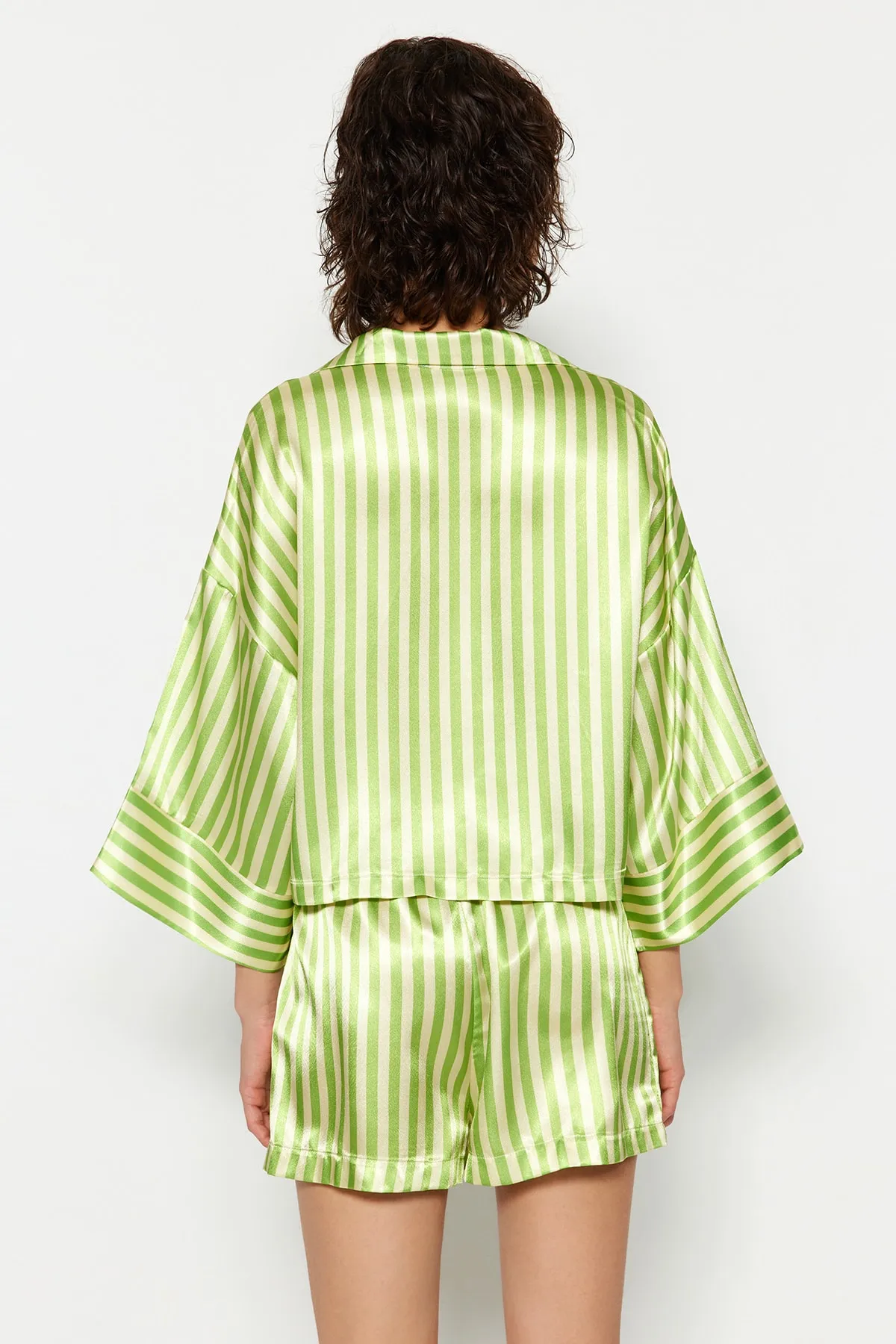 Trendyol Collection  Mehrfarbig-grün gestreiftes Hemd-Shorts-Pyjama-Set aus gewebtem Satin THMSS23PT00052