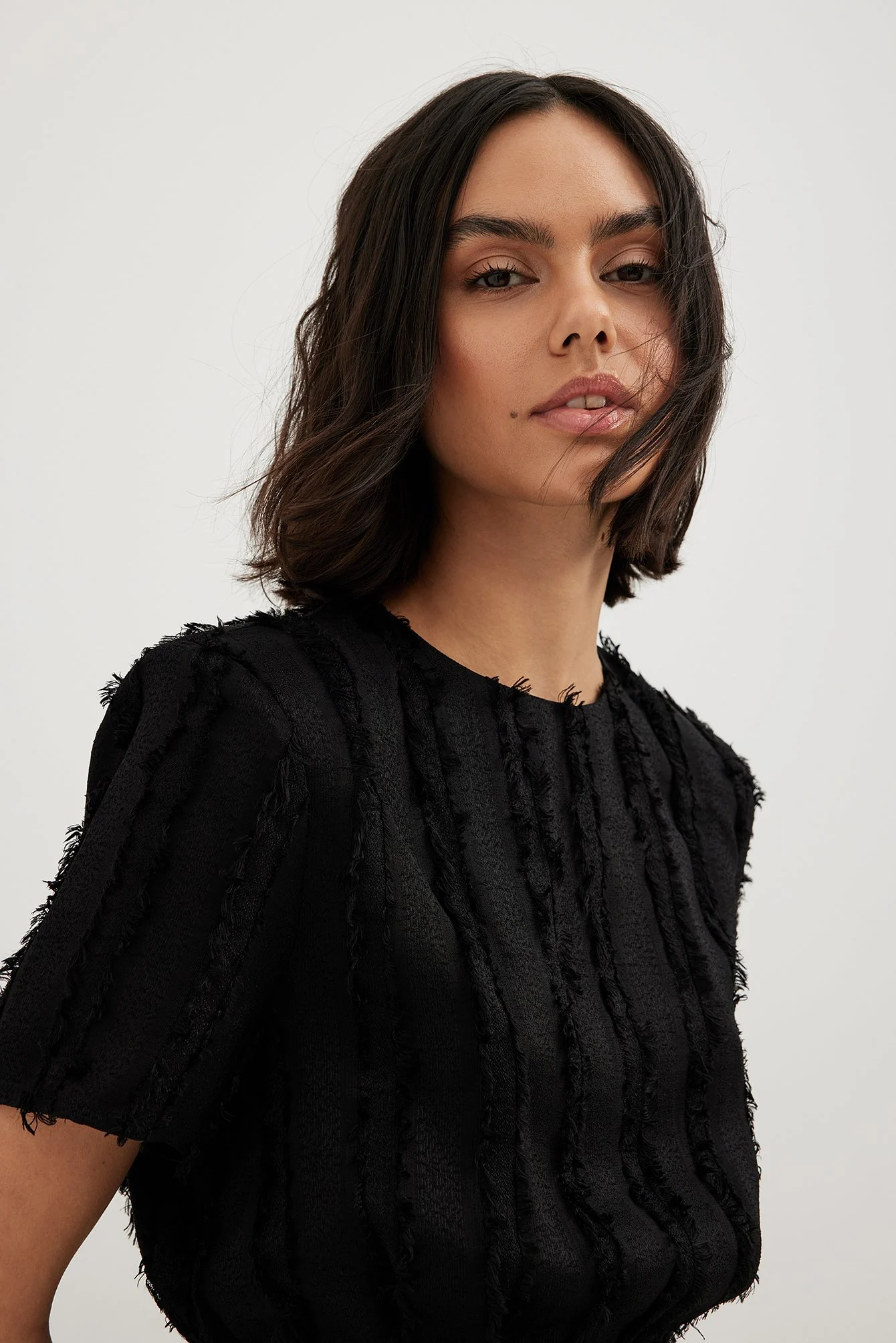 Fransiges Minikleid mit kurzen Ärmeln