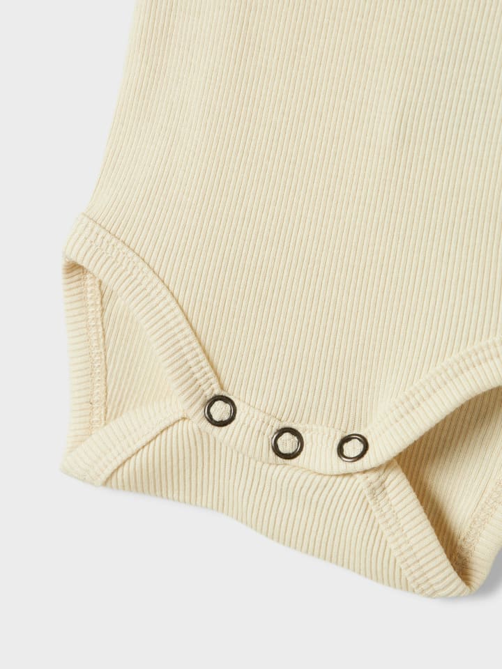 name it Kurzarmbody mit Spitzenbordüre in summer sand günstig kaufen