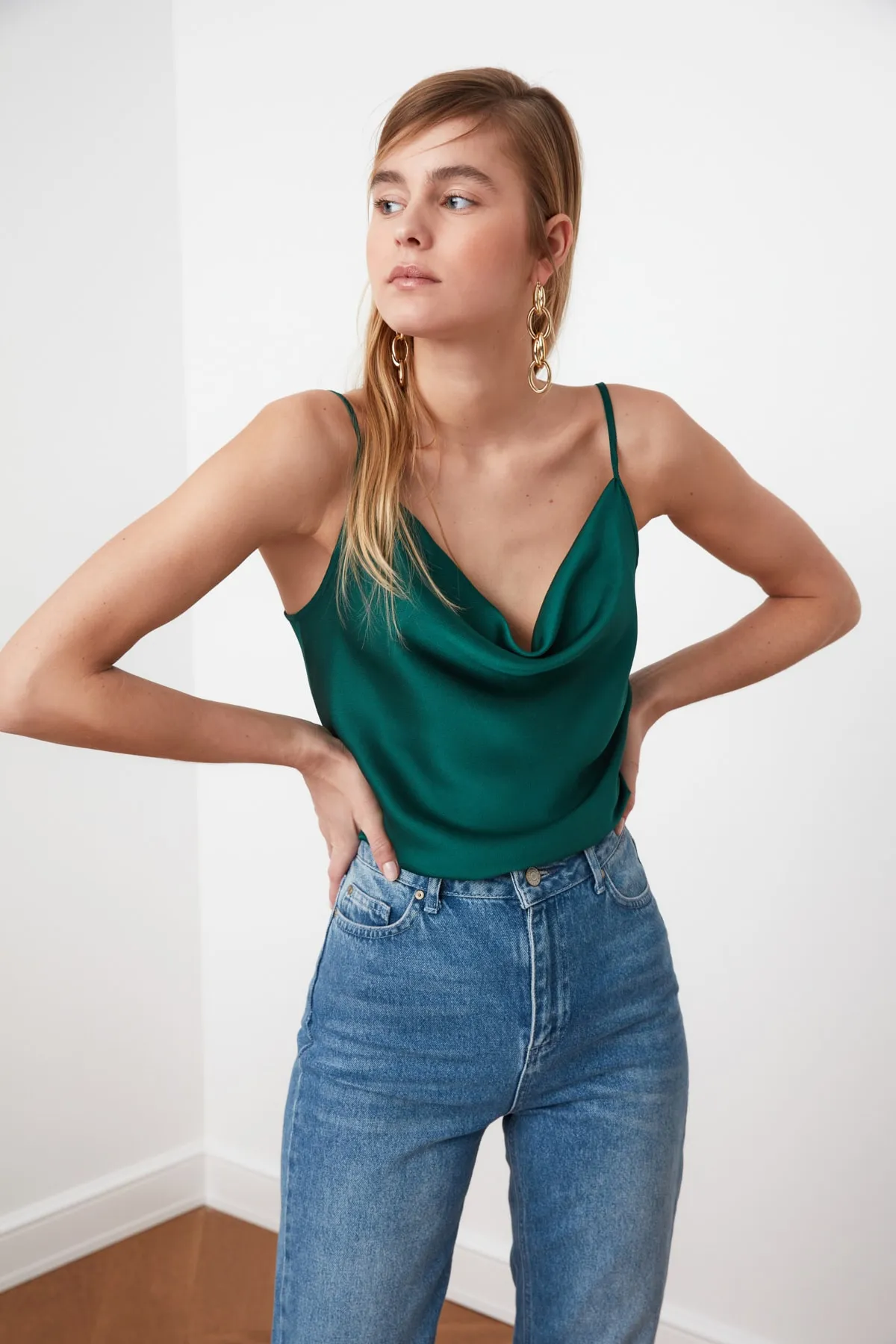 Trendyol Collection  Smaragdgrüne Satin-Webbluse mit Riemchenkragen TWOSS19BB0161