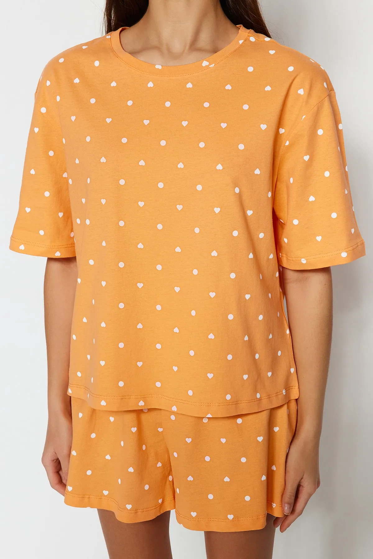 Trendyol Collection  Orangefarbenes Pyjama-Set aus T-Shirt und Shorts mit Herzmuster aus 100 % Baumwolle THMSS21PT1485
