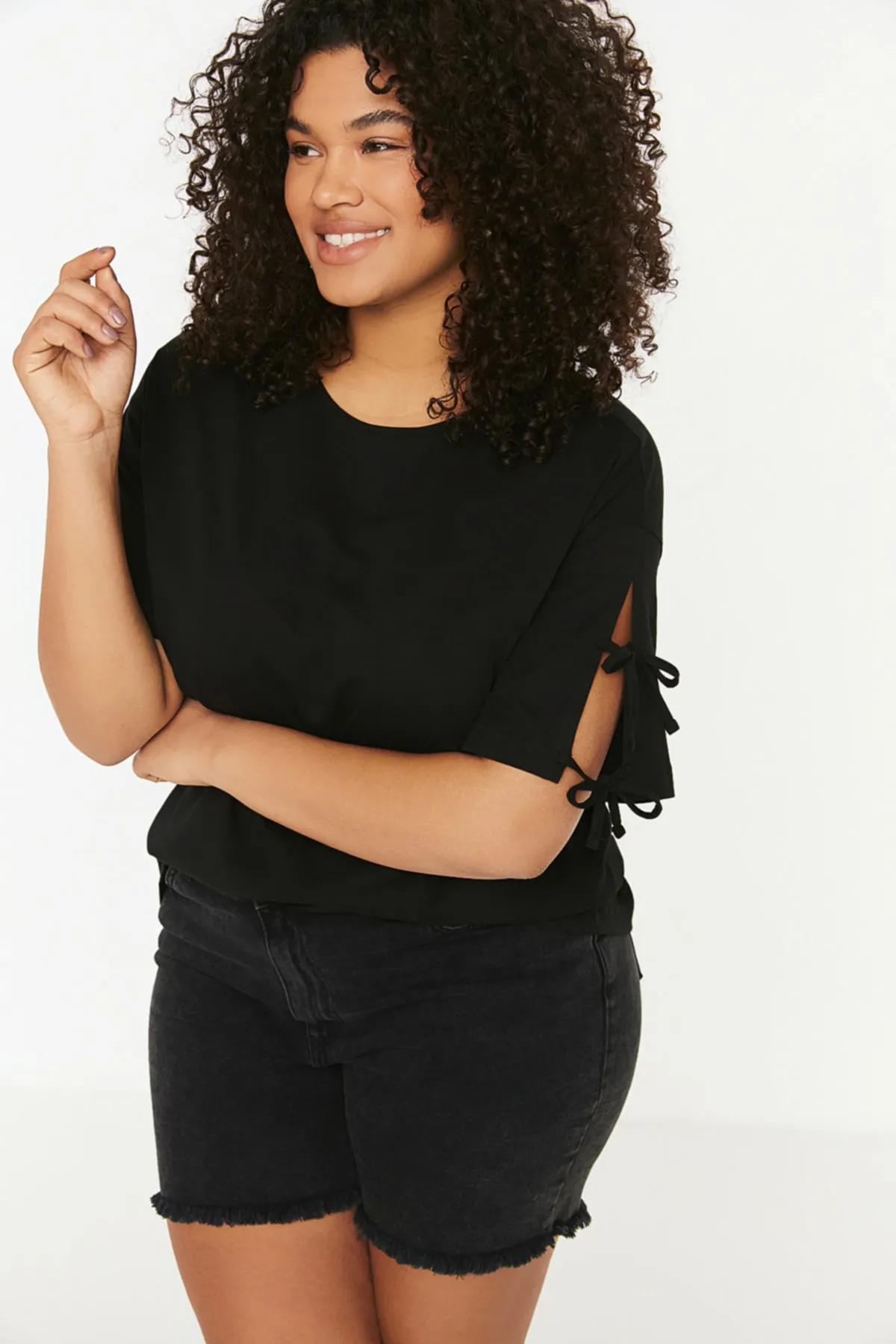 Trendyol Curve  Schwarzes, detailliertes Strick-T-Shirt mit Ärmeln TBSSS22TS2291
