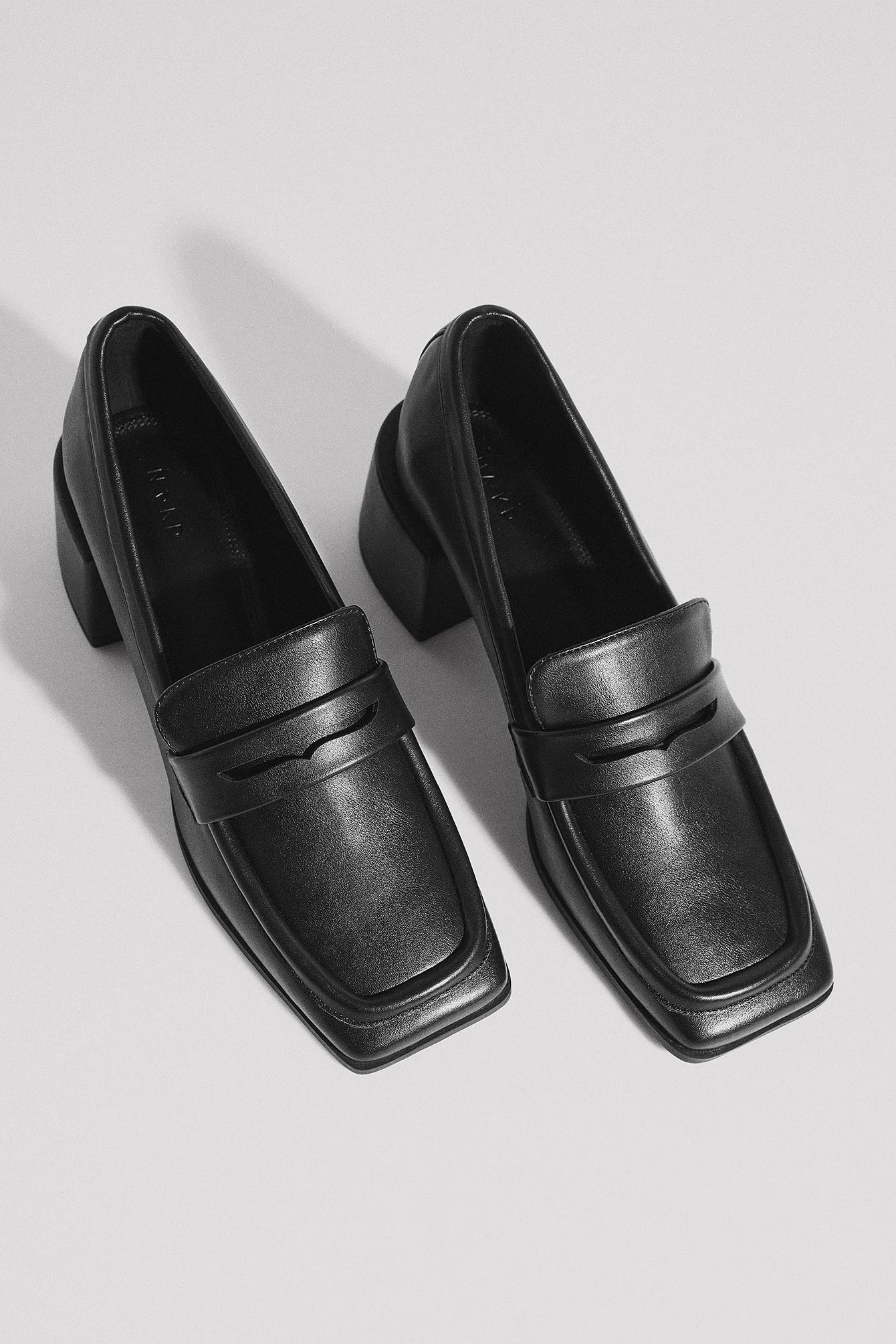 Loafers mit Absatz und quadratischer Zehe
