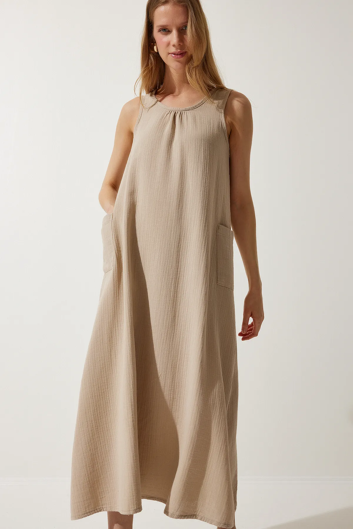 Happiness İstanbul  Beiges Sommerkleid aus Musselin mit weiten Taschen für Damen SA00022