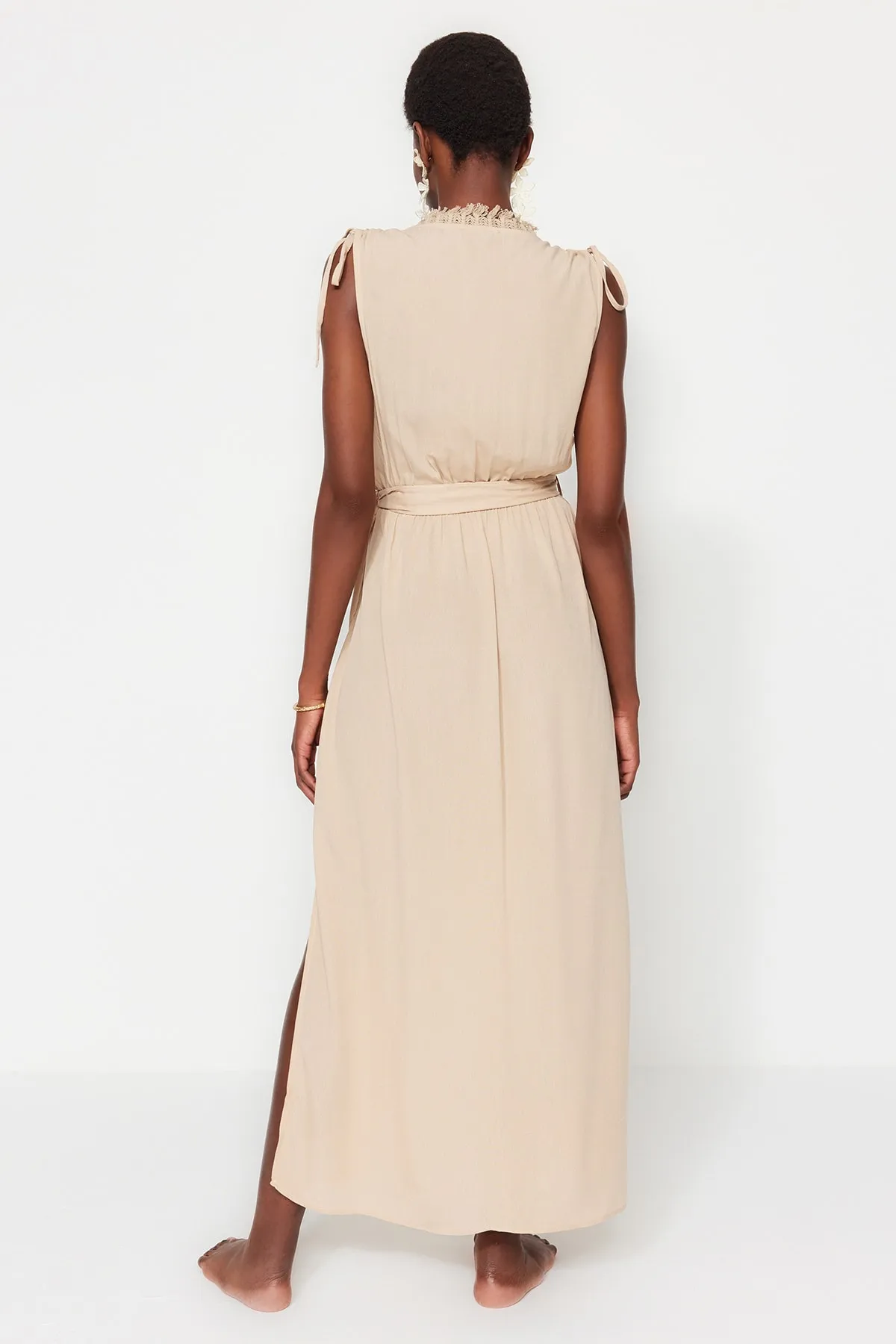 Trendyol Collection  Beigefarbenes Maxi-Strandkleid aus gewebter Spitze mit Gürtel TBESS23EL00074