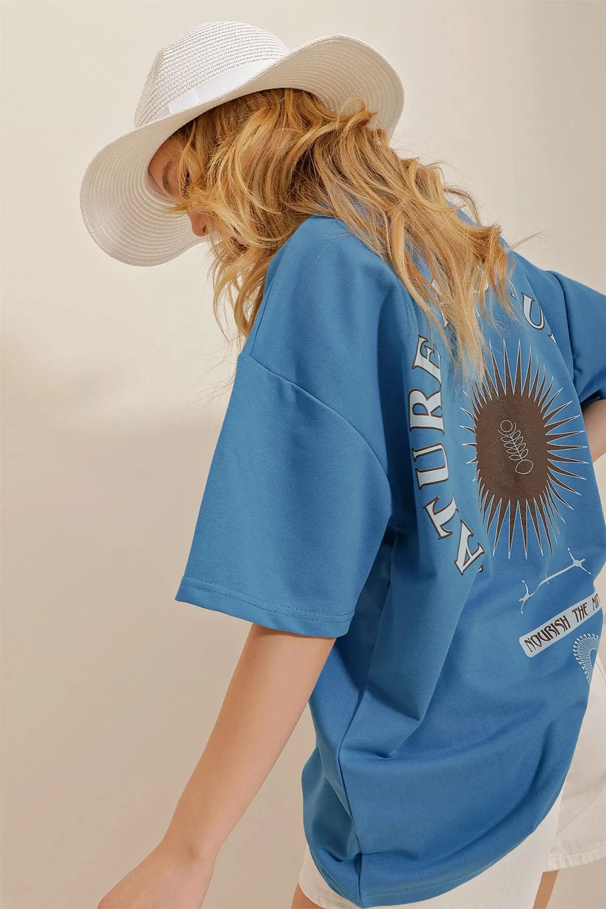 Trend Alaçatı Stili  Bedrucktes Oversize-Unisex-T-Shirt in Aviator-Blau mit Rundhalsausschnitt für Damen ALC-X9577