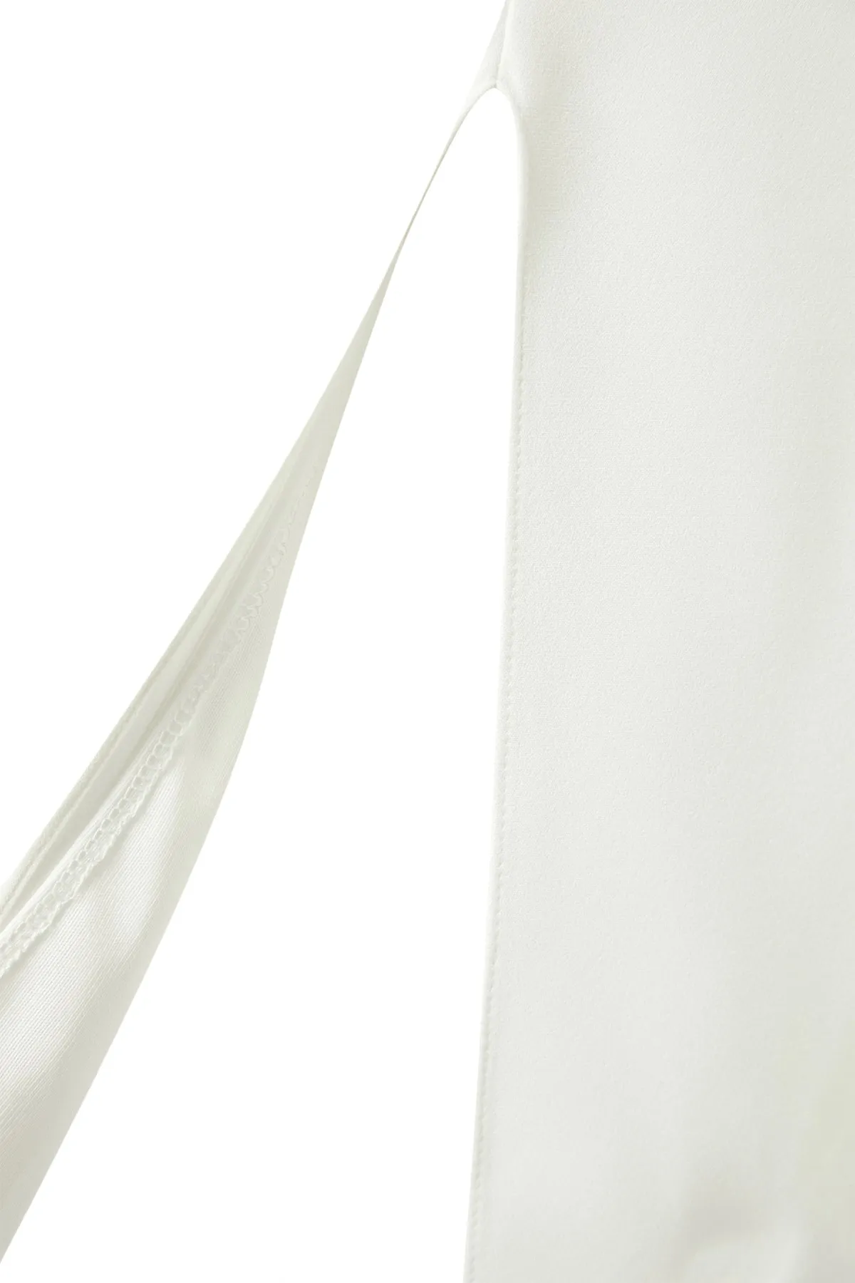 Trendyol Curve  Weißes Brautkleid aus gewebtem Satin mit detaillierter Rückseite TBBSS23AH00223
