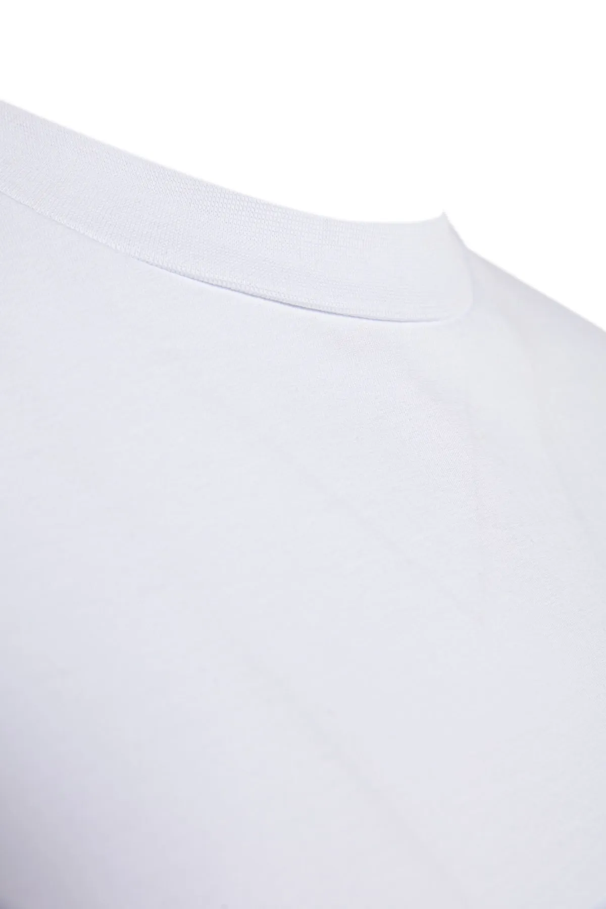 Trendyol Curve  Weißes, marineblaues Boyfriend-Strick-T-Shirt mit geripptem Kragen TBBSS23BF00019